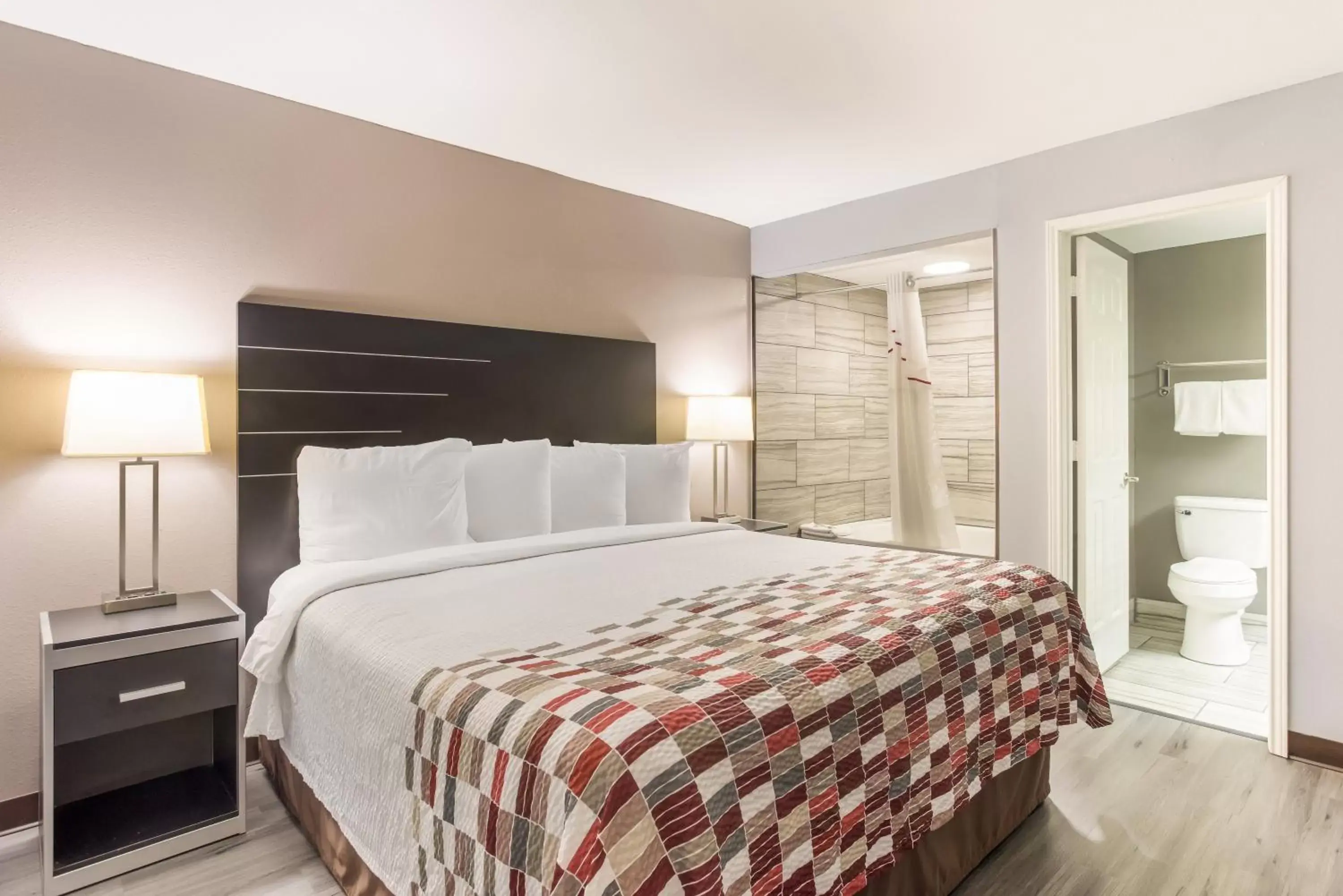 Suite King Room with Jet Spa - Non-Smoking in Red Roof Inn & Suites Athens, AL Suite King Room with Jet Spa - Non-Smoking in Red Roof Inn & Suites Athens, AL