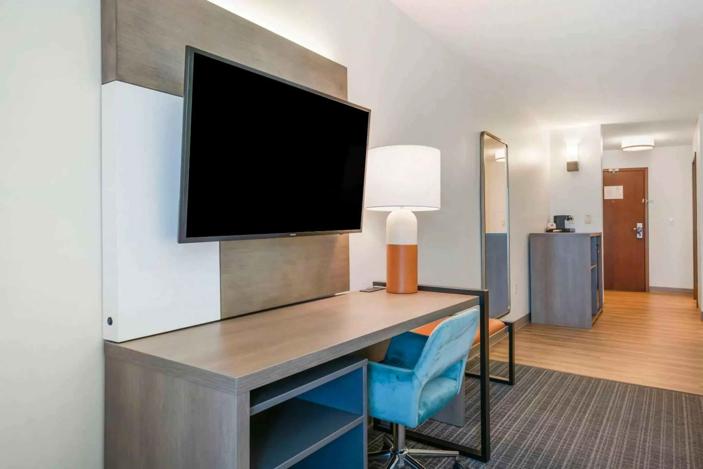 King Suite with Whirlpool Bath Tub - Non-Smoking in Comfort Suites Conference Center Rapid City King Suite with Whirlpool Bath Tub - Non-Smoking in Comfort Suites Conference Center Rapid City