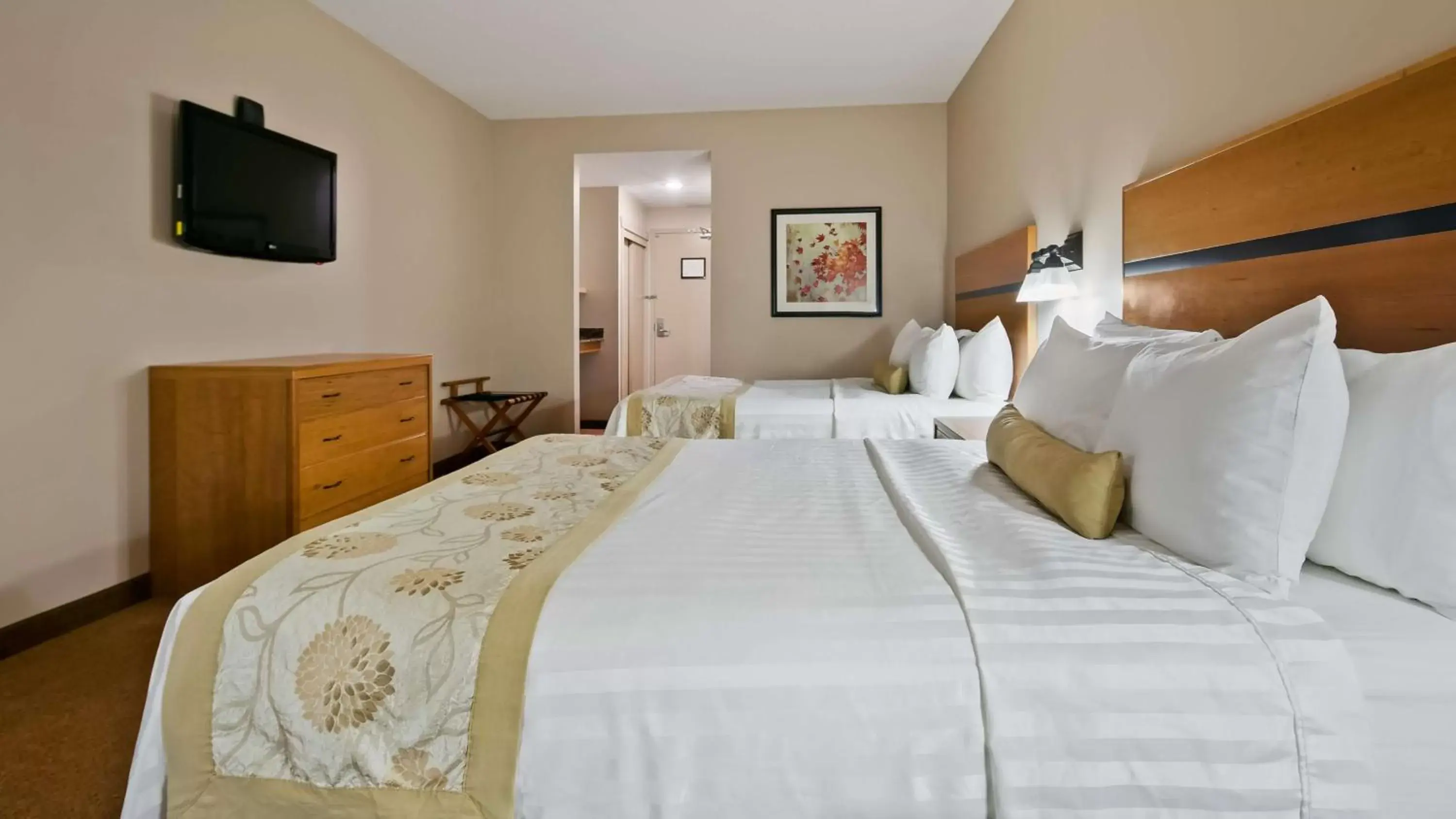 Queen Room with Two Queen Beds and Walk-In Shower - Disability Access/Non-Smoking in Best Western Plus Chateau Inn Sylvan Lake Queen Room with Two Queen Beds and Walk-In Shower - Disability Access/Non-Smoking in Best Western Plus Chateau Inn Sylvan Lake