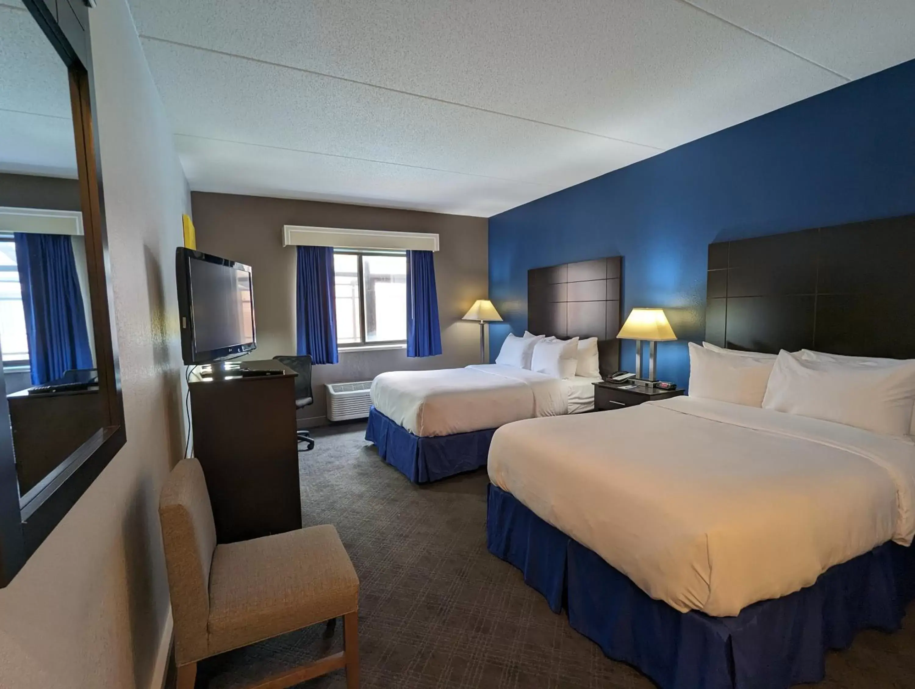 Double Room with Roll-In Shower - Accessible/Non-Smoking in Comfort Inn & Suites Mundelein-Vernon Hills Double Room with Roll-In Shower - Accessible/Non-Smoking in Comfort Inn & Suites Mundelein-Vernon Hills
