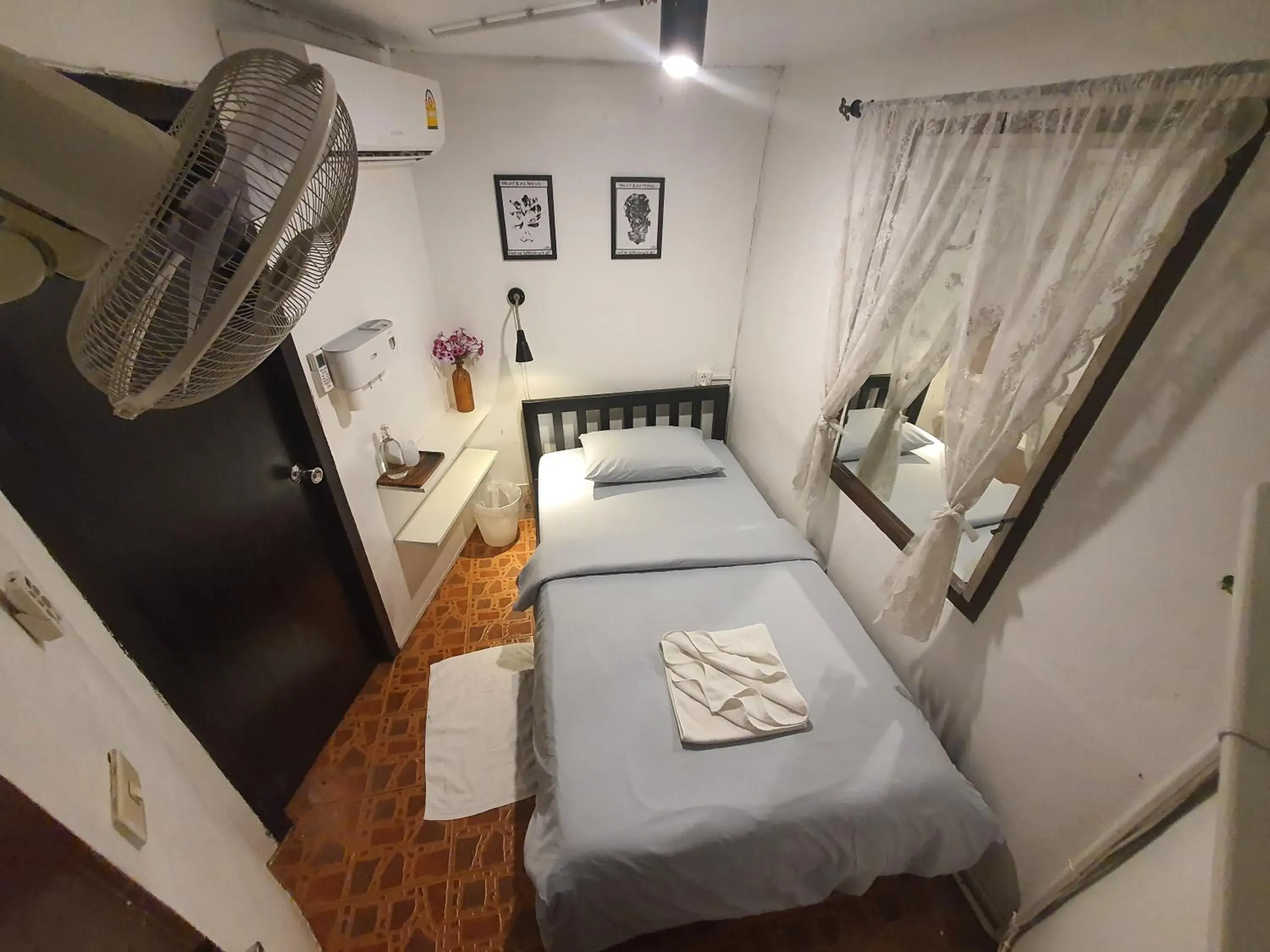 Small Single Room with Shared Bathroom in Home 16 (Hostel 16) Small Single Room with Shared Bathroom in Home 16 (Hostel 16)