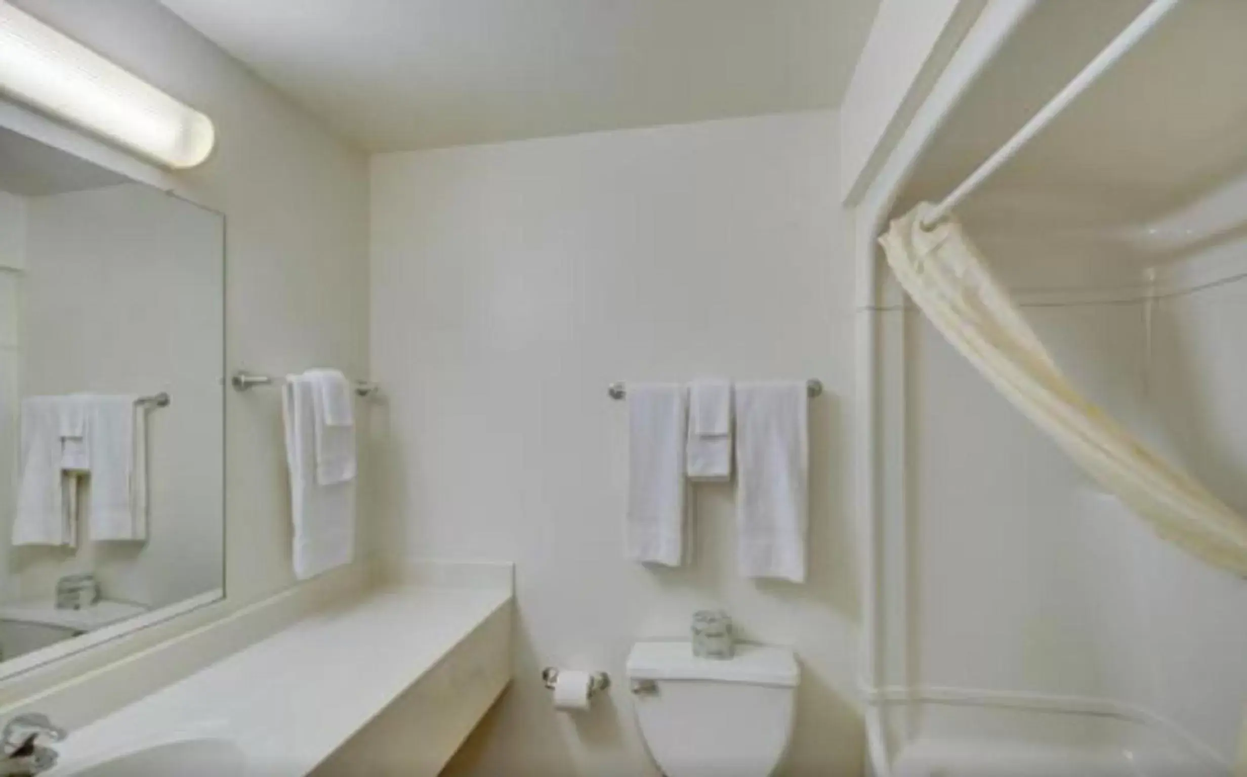 Deluxe Queen Room - Non-Smoking in Studio 6-Port Allen, LA - Baton Rouge I-10 Deluxe Queen Room - Non-Smoking in Studio 6-Port Allen, LA - Baton Rouge I-10