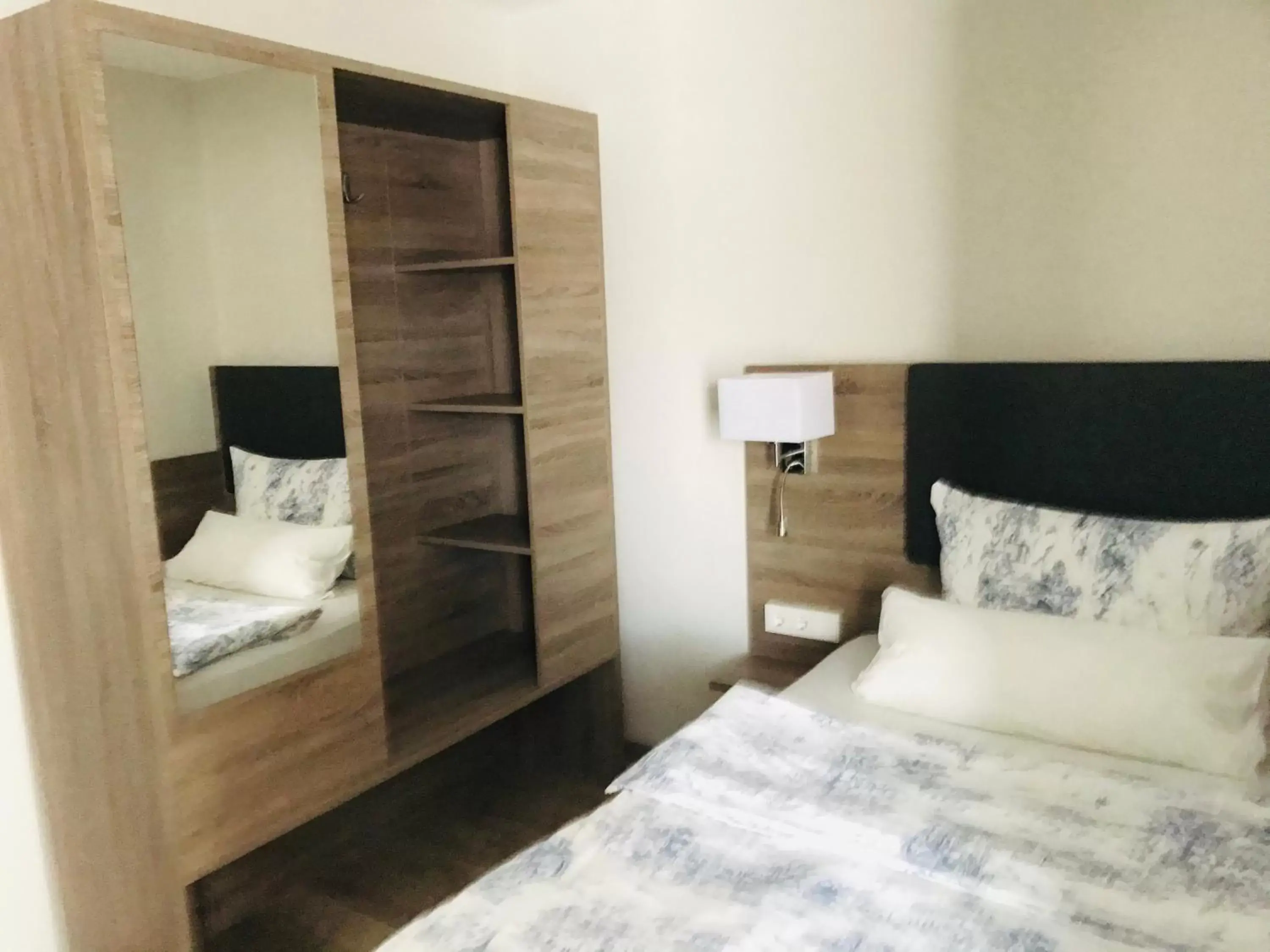 Single Room with Bathroom - single occupancy in Hotel Langhans Single Room with Bathroom - single occupancy in Hotel Langhans