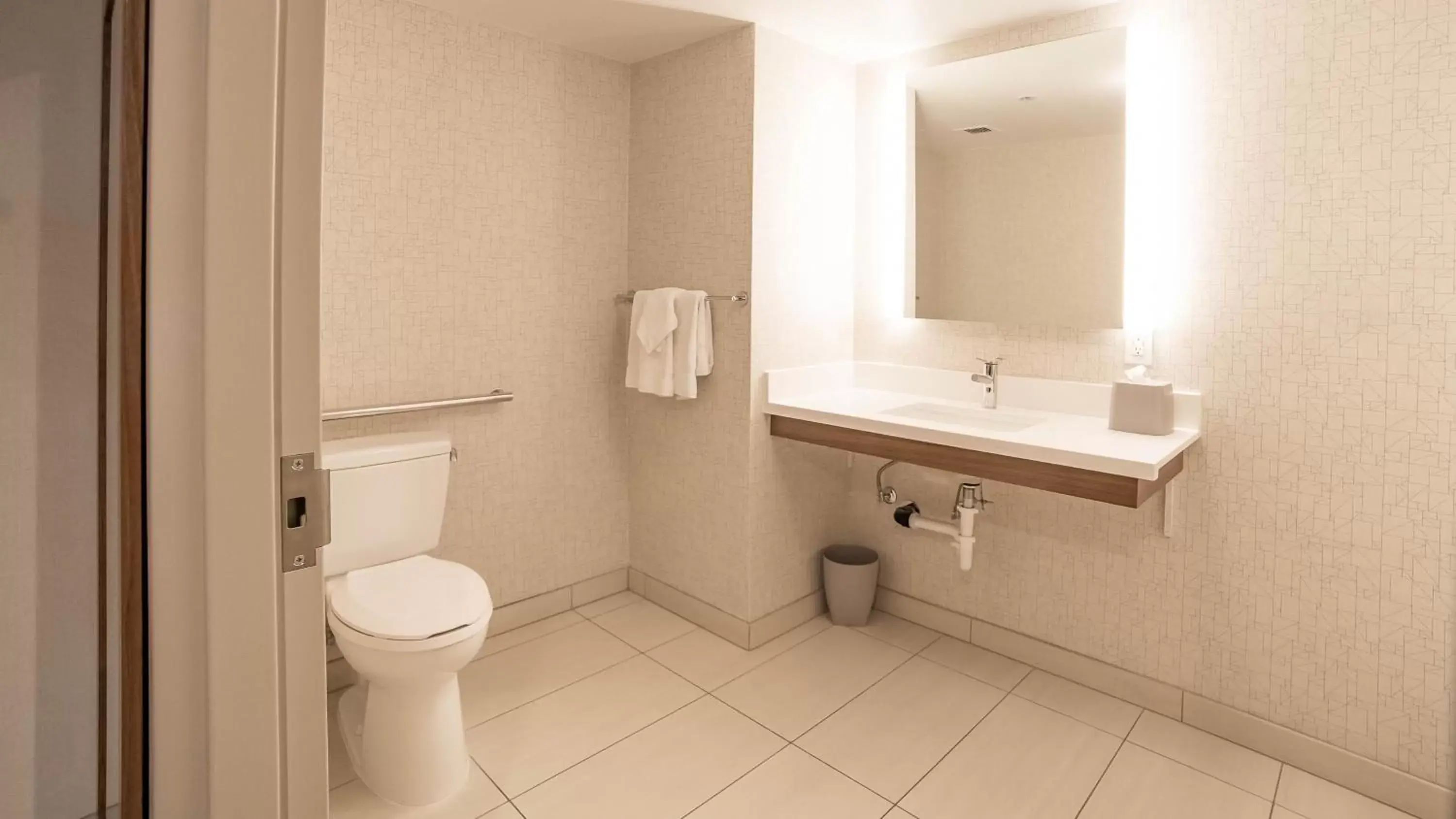 Twin Room - Mobility Access with Bath Tub in Holiday Inn Express Porterville, an IHG Hotel Twin Room - Mobility Access with Bath Tub in Holiday Inn Express Porterville, an IHG Hotel