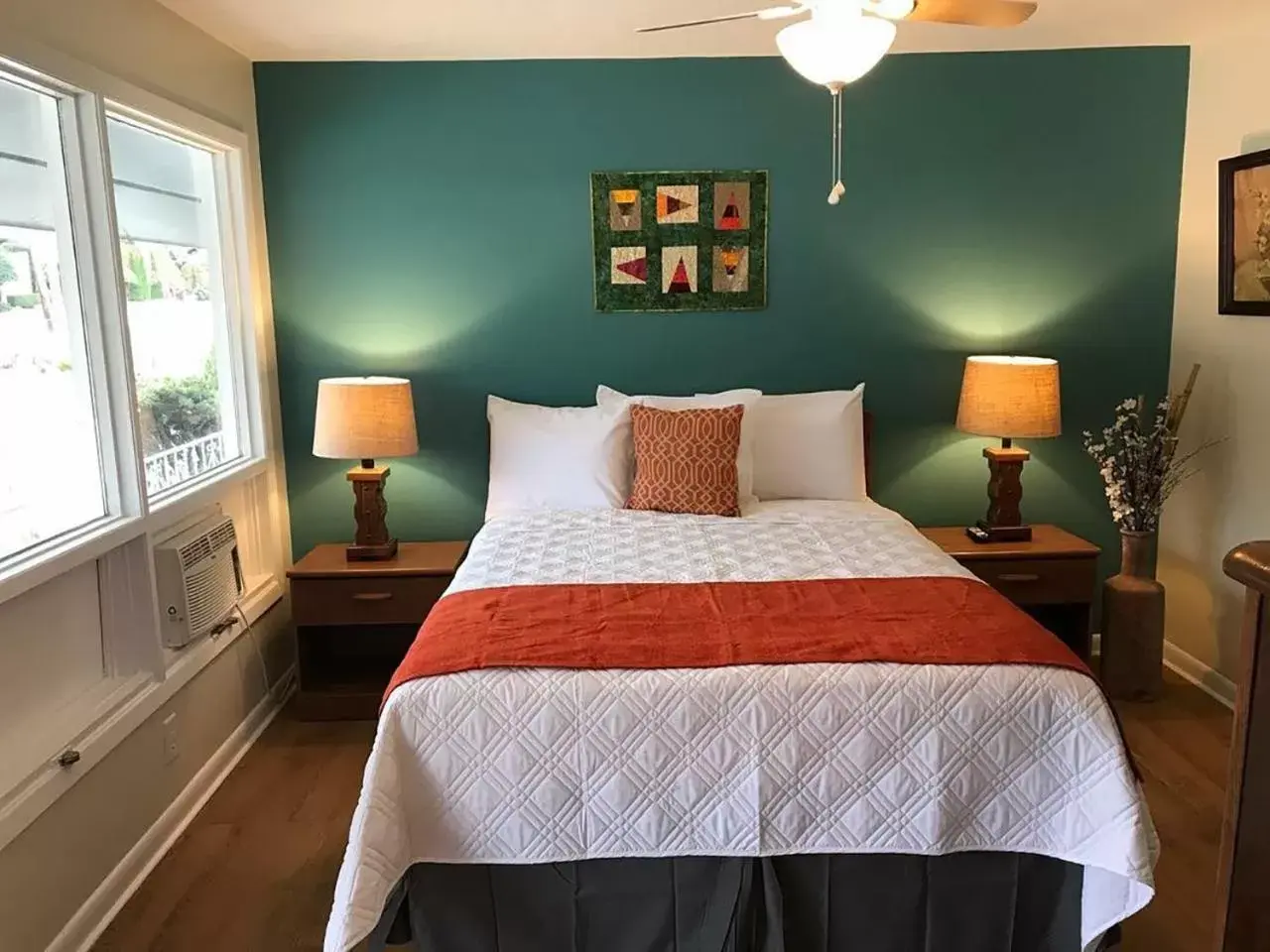 Queen Room in Meadowlark Motel with Restaurant & Bar Queen Room in Meadowlark Motel with Restaurant & Bar