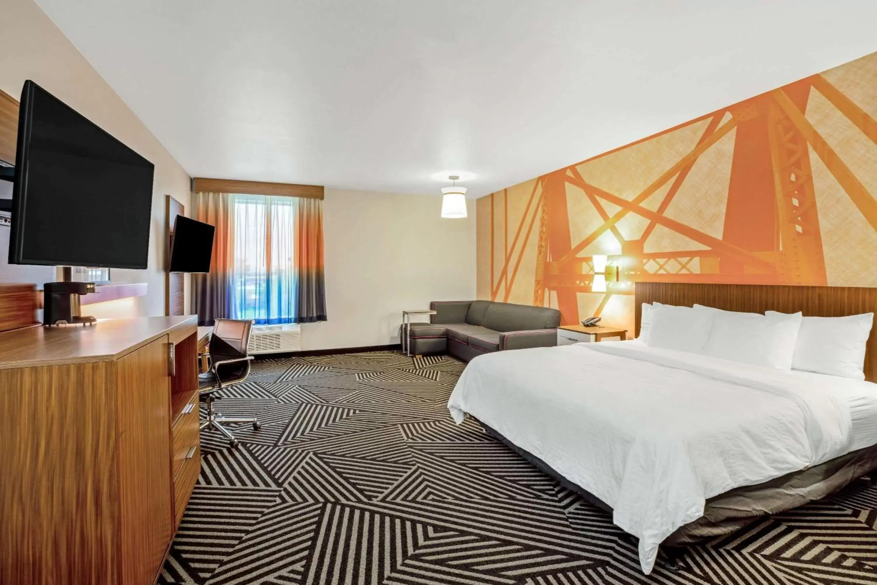 Executive King Room with Bathtub - Mobility/Hearing Accessible - Non-Smoking in La Quinta by Wyndham Waco Baylor Downtown Executive King Room with Bathtub - Mobility/Hearing Accessible - Non-Smoking in La Quinta by Wyndham Waco Baylor Downtown