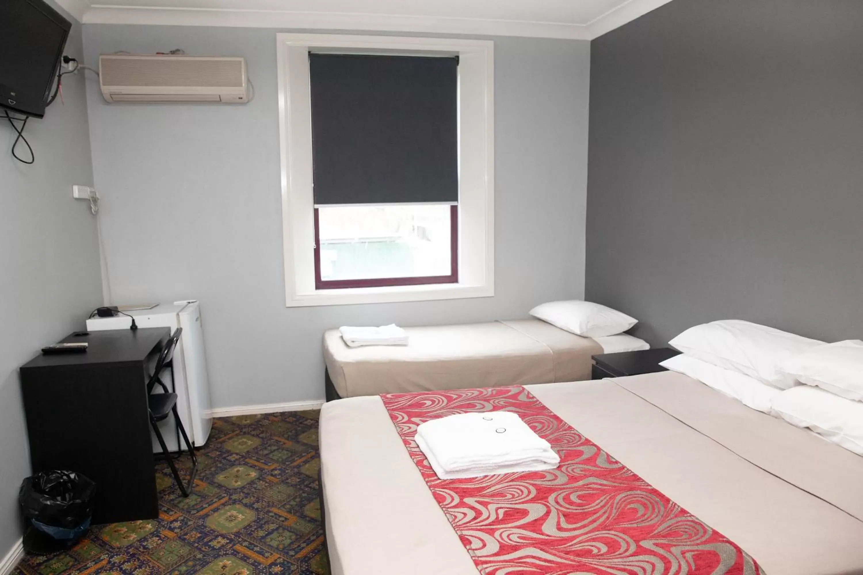 Double Room with Extra Bed in Royal Hotel Singleton Double Room with Extra Bed in Royal Hotel Singleton
