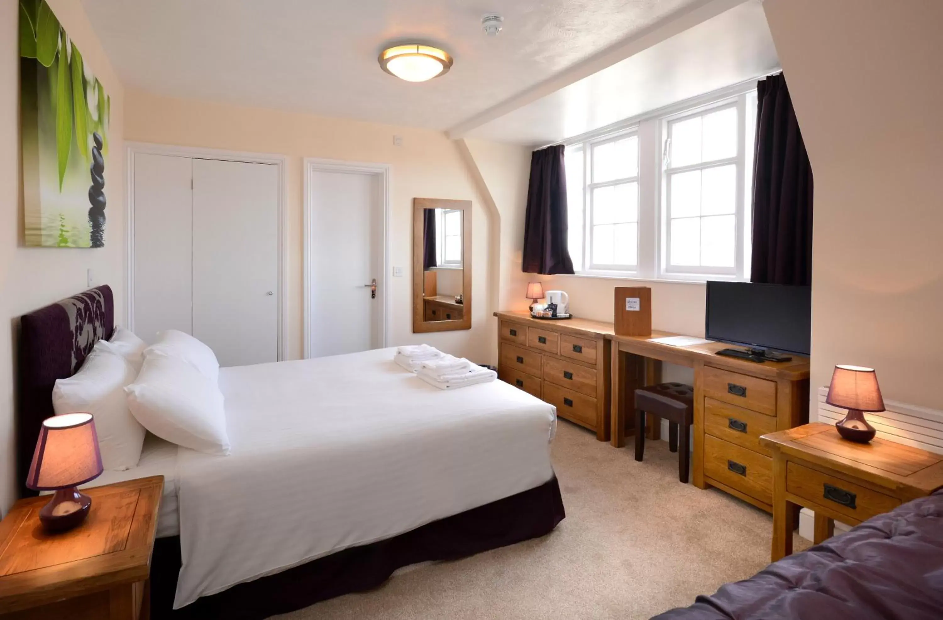 Three-Bedroom Family Room in Stones Hotel and Bar Three-Bedroom Family Room in Stones Hotel and Bar