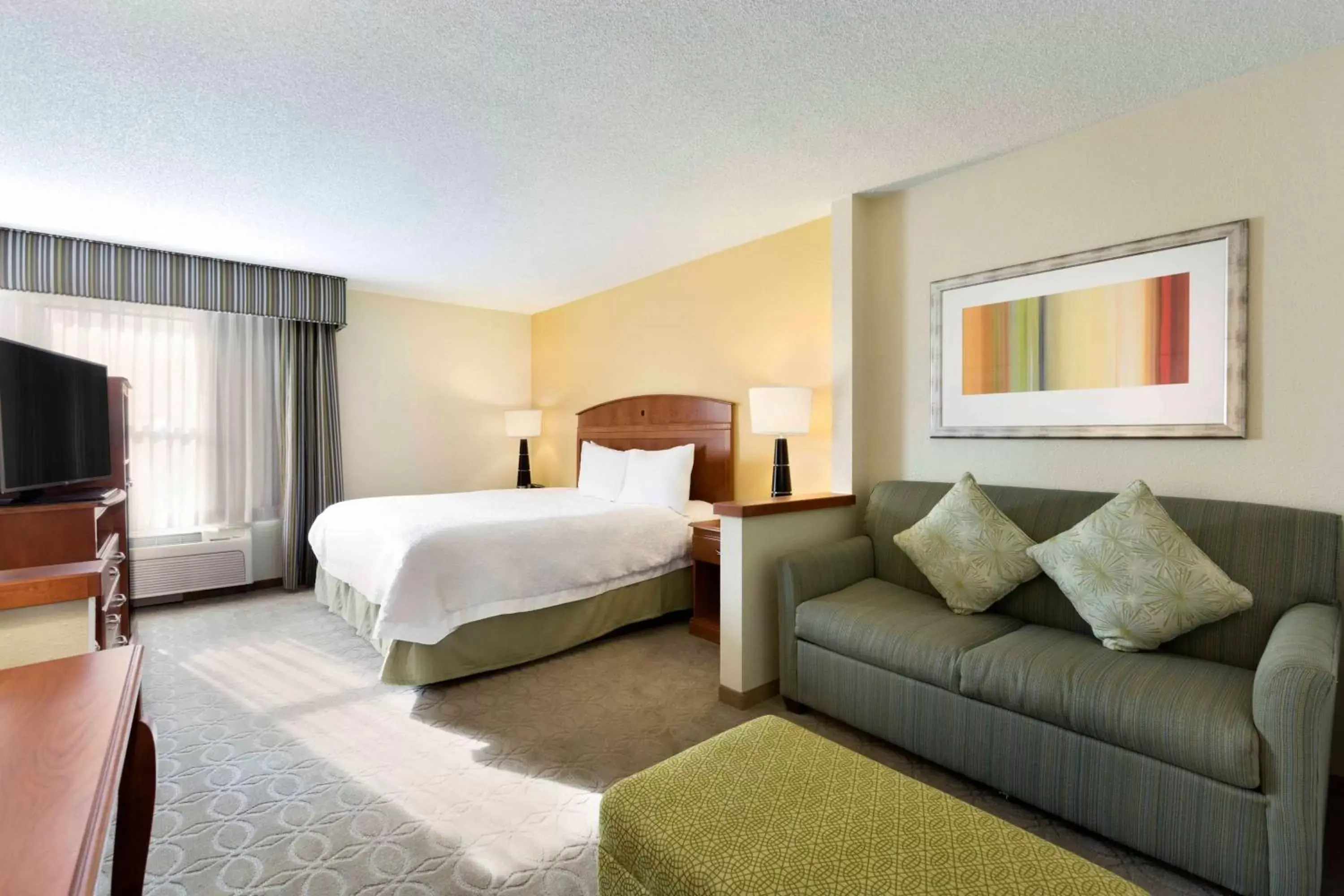 King Room with Sofa Bed and Study - Non-Smoking in Hampton Inn Youngstown/Boardman King Room with Sofa Bed and Study - Non-Smoking in Hampton Inn Youngstown/Boardman