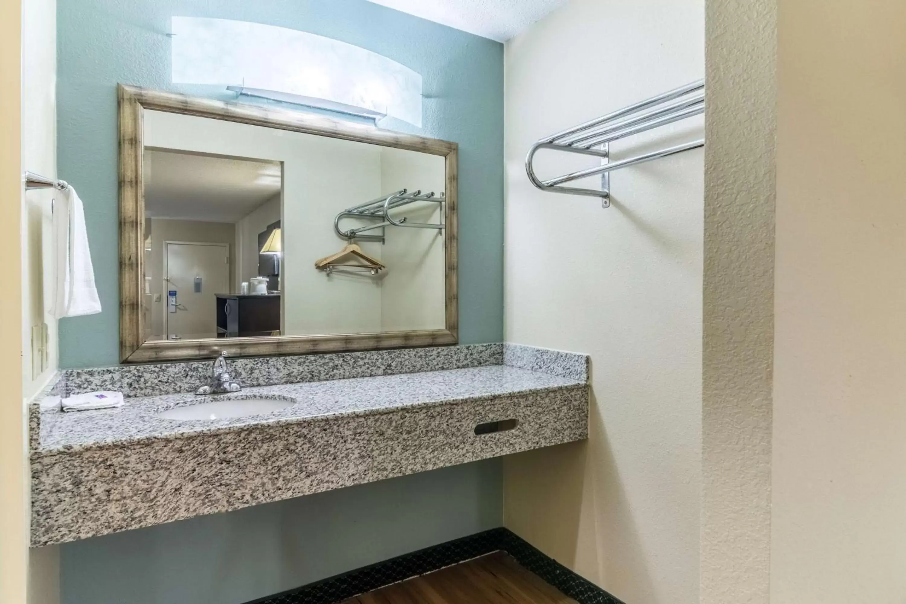 Quadruple Room - single occupancy in Motel 6-Kenly, NC Quadruple Room - single occupancy in Motel 6-Kenly, NC
