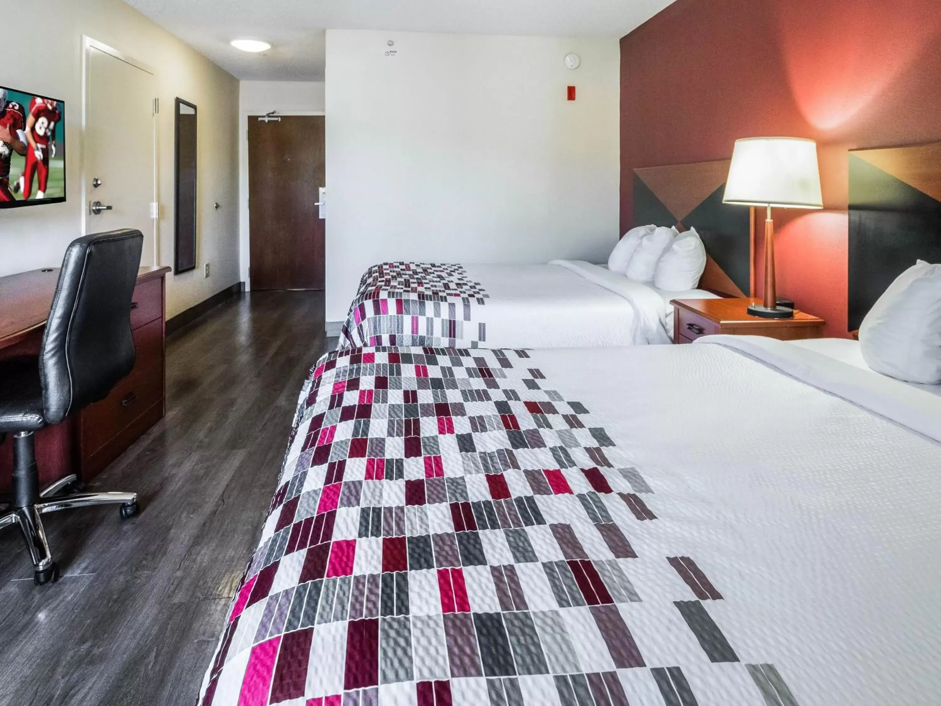 Deluxe One King Bed and One Double Bed Room Non-Smoking in Red Roof Inn Etowah – Athens, TN Deluxe One King Bed and One Double Bed Room Non-Smoking in Red Roof Inn Etowah – Athens, TN