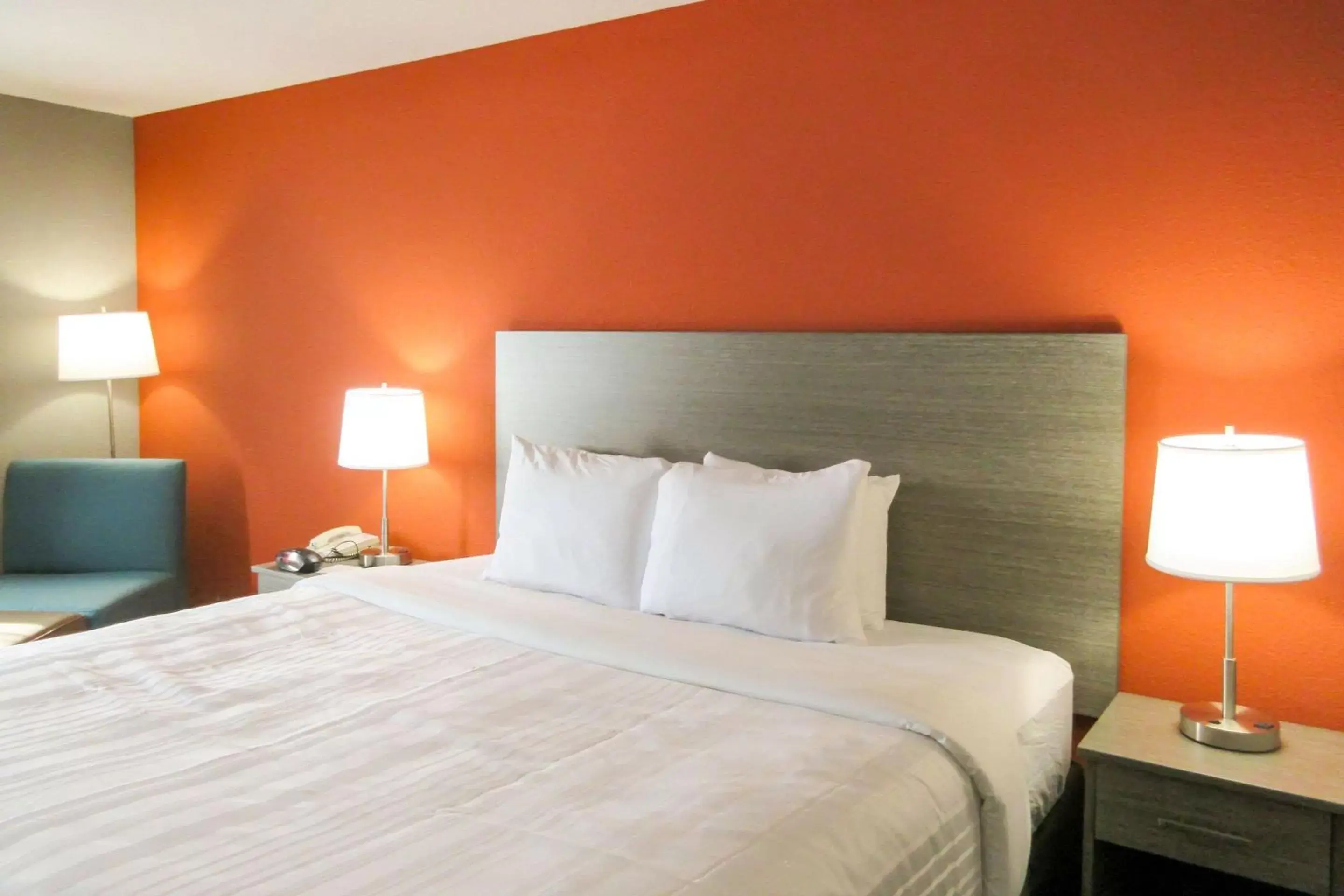 King Room with tub - Accessible/Non-Smoking in Quality Inn & Suites King Room with tub - Accessible/Non-Smoking in Quality Inn & Suites