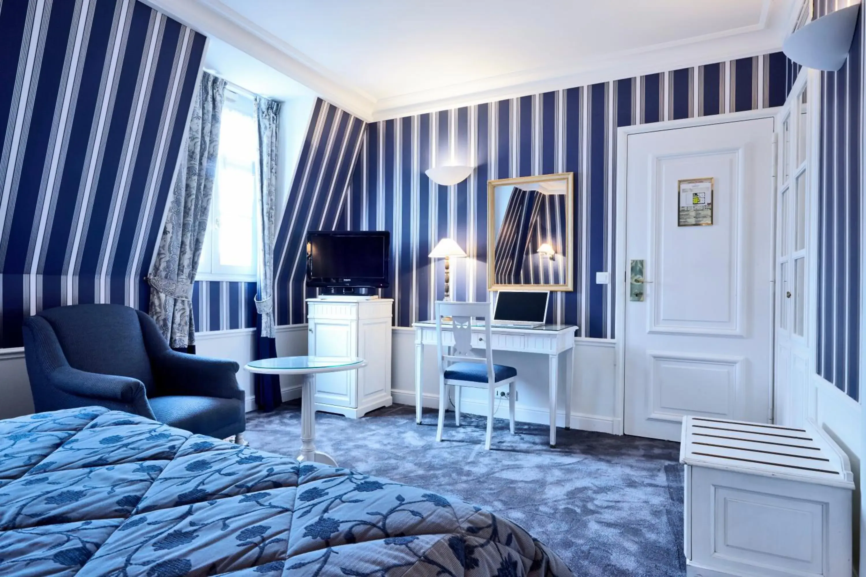 Junior Suite in Golden Tulip Washington Opera Junior Suite in Golden Tulip Washington Opera