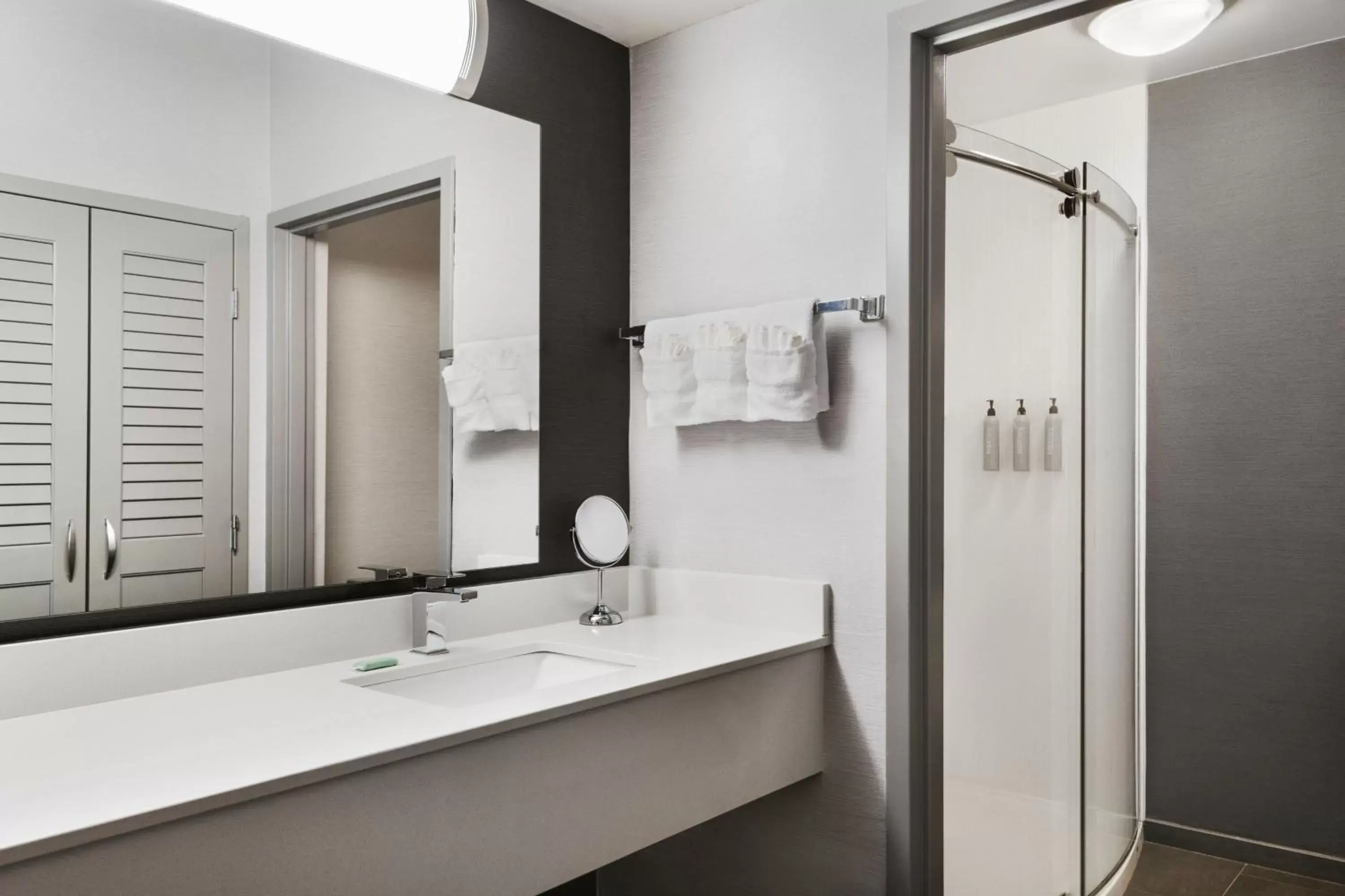 King Room with Roll-in Shower - Mobility and Hearing Accessible in Courtyard by Marriott Burlington King Room with Roll-in Shower - Mobility and Hearing Accessible in Courtyard by Marriott Burlington
