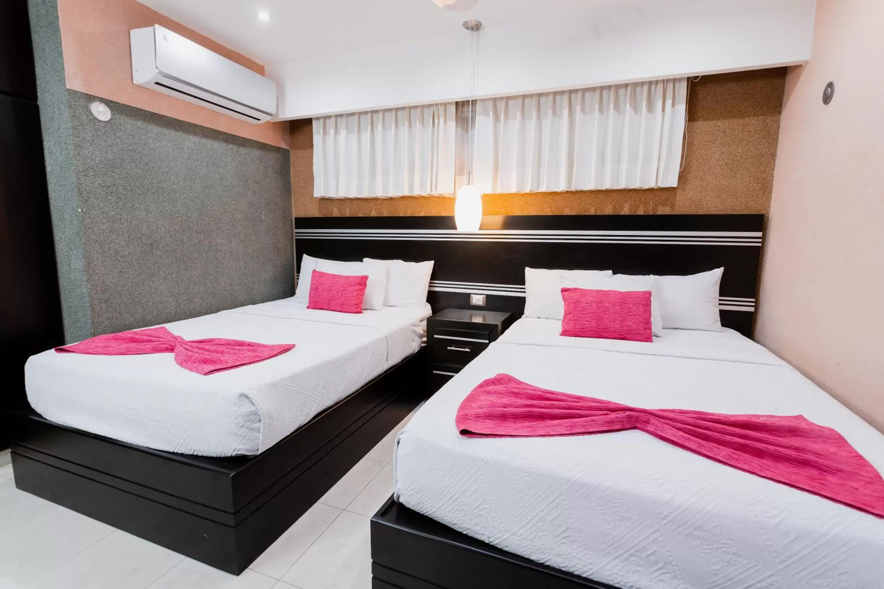 Deluxe Queen Room with Two Queen Beds in Hotel & Suites Country Valladolid Deluxe Queen Room with Two Queen Beds in Hotel & Suites Country Valladolid