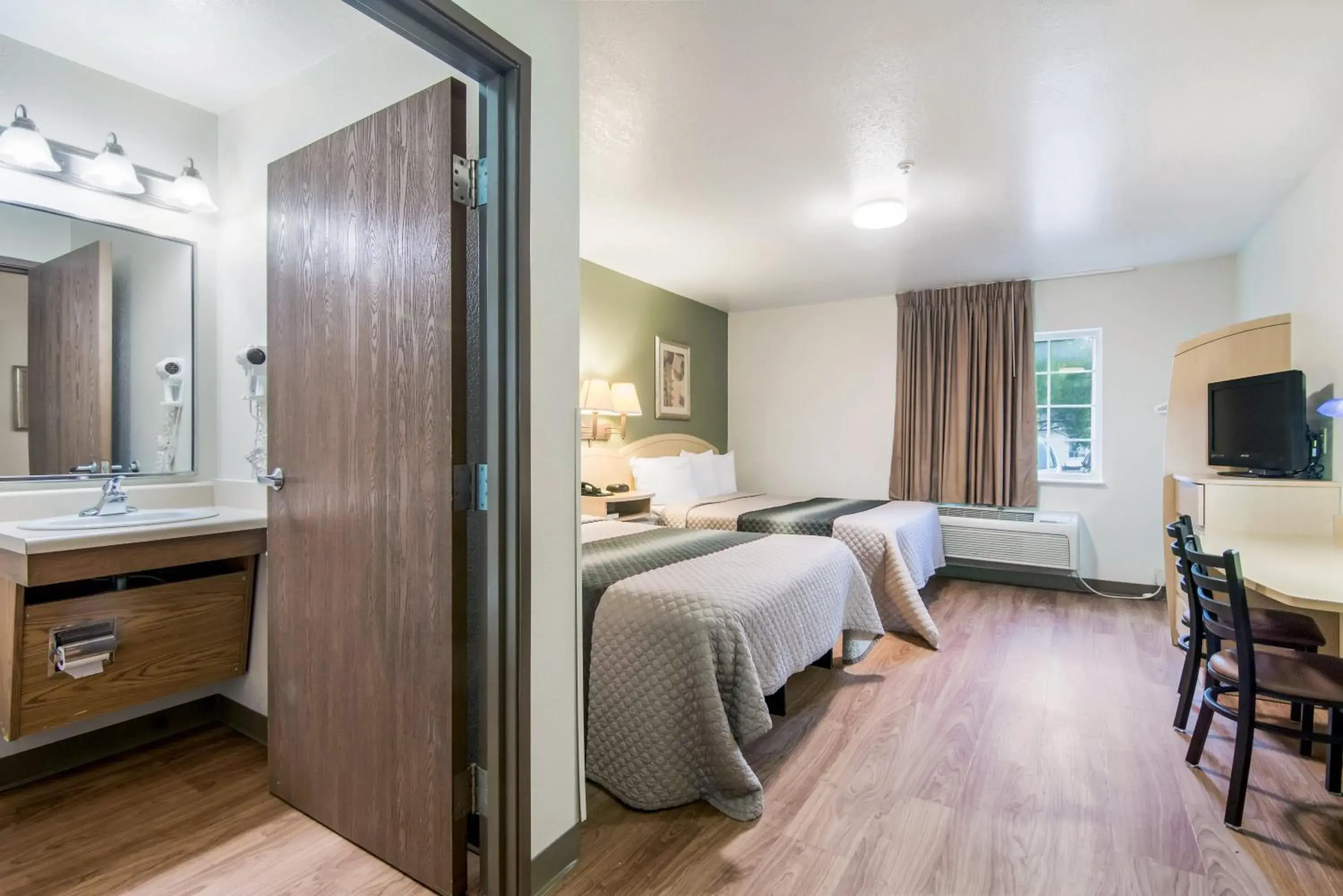 Studio Room with Two Queen Beds Smoking in HomeTowne Studios & Suites by Red Roof Bentonville Studio Room with Two Queen Beds Smoking in HomeTowne Studios & Suites by Red Roof Bentonville