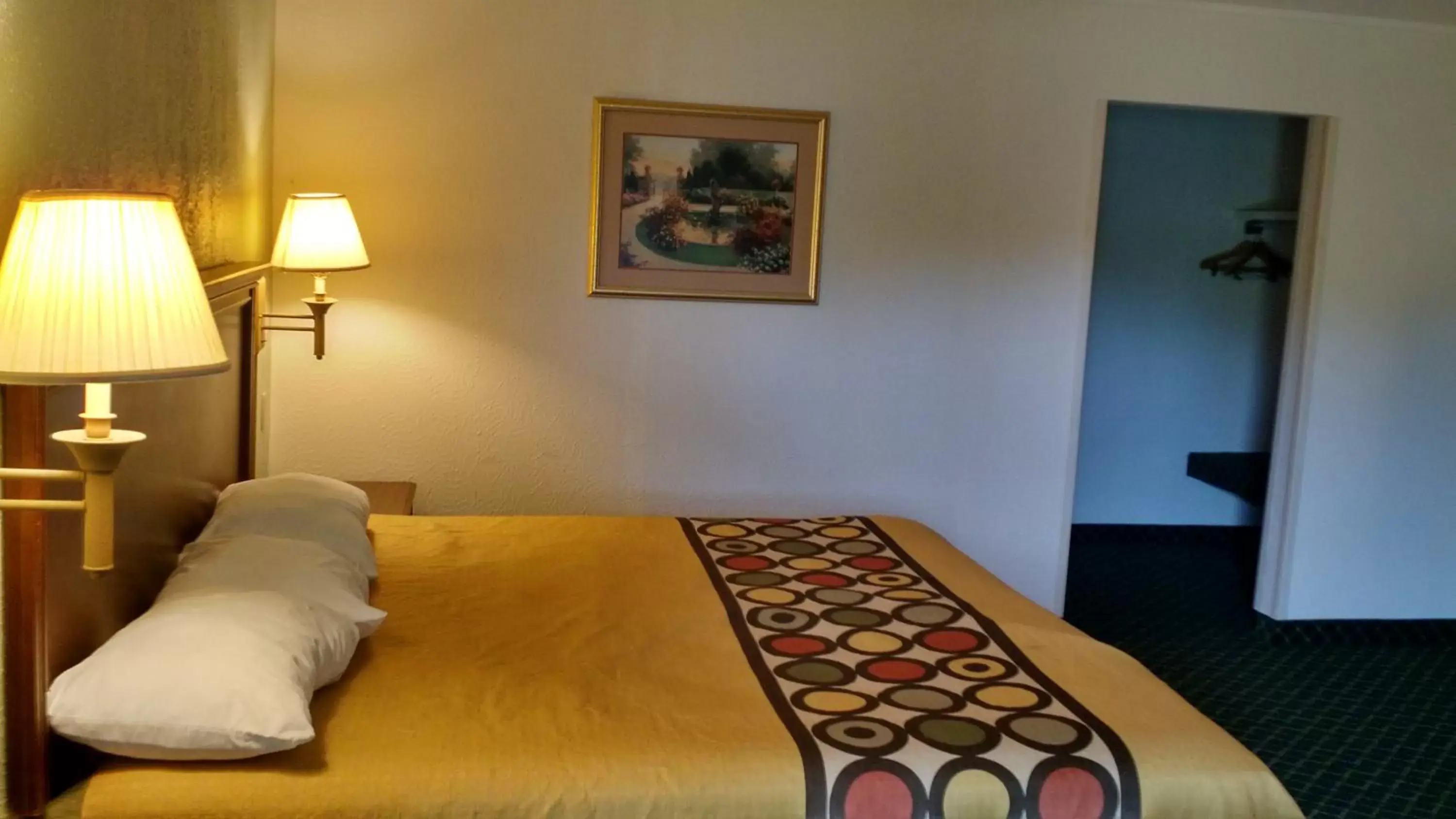 King Room in Sprucewood Inn King Room in Sprucewood Inn