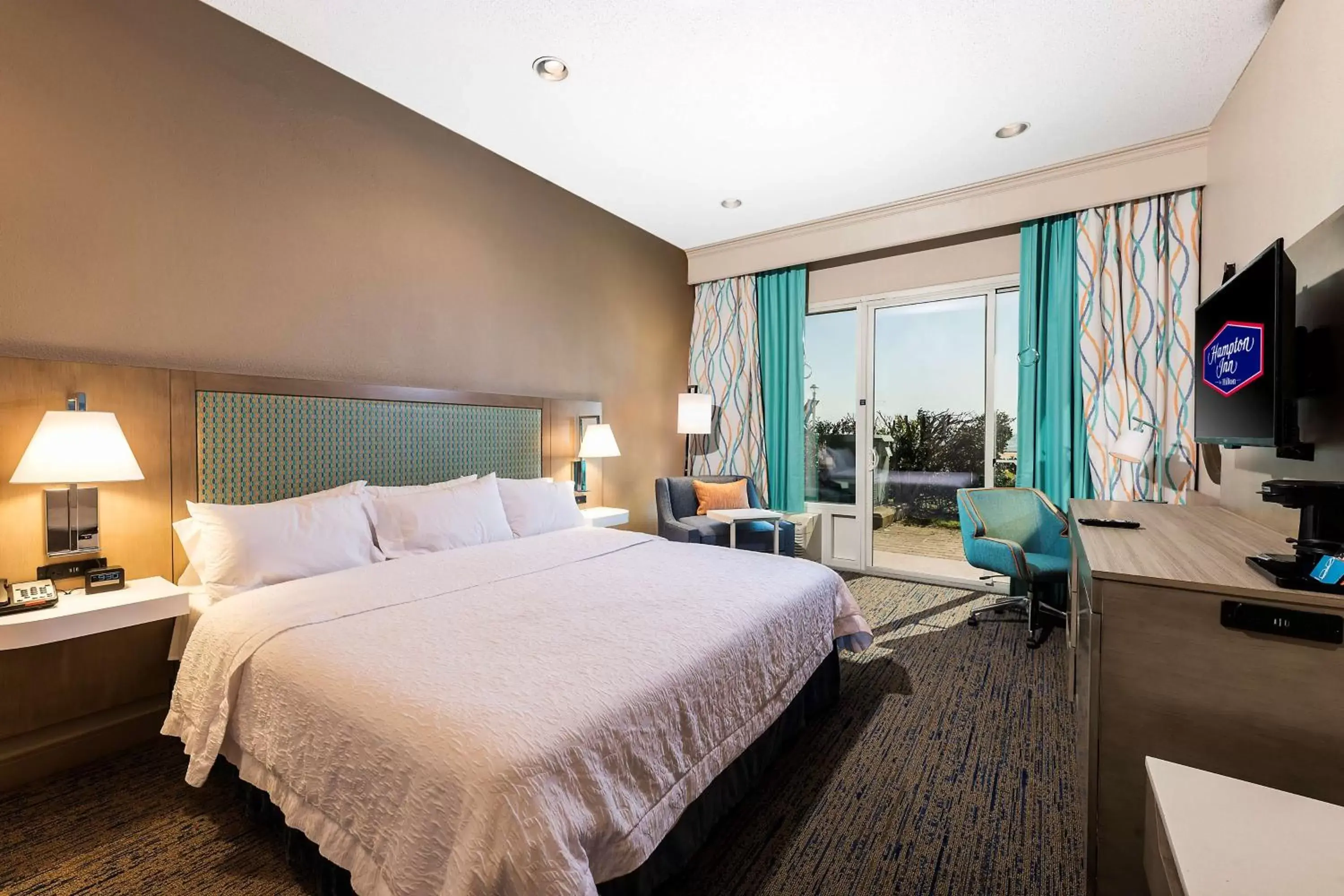 King Room with Accessible Tub - Mobility and Hearing Access/Non-Smoking in Hampton Inn Virginia Beach Oceanfront North King Room with Accessible Tub - Mobility and Hearing Access/Non-Smoking in Hampton Inn Virginia Beach Oceanfront North