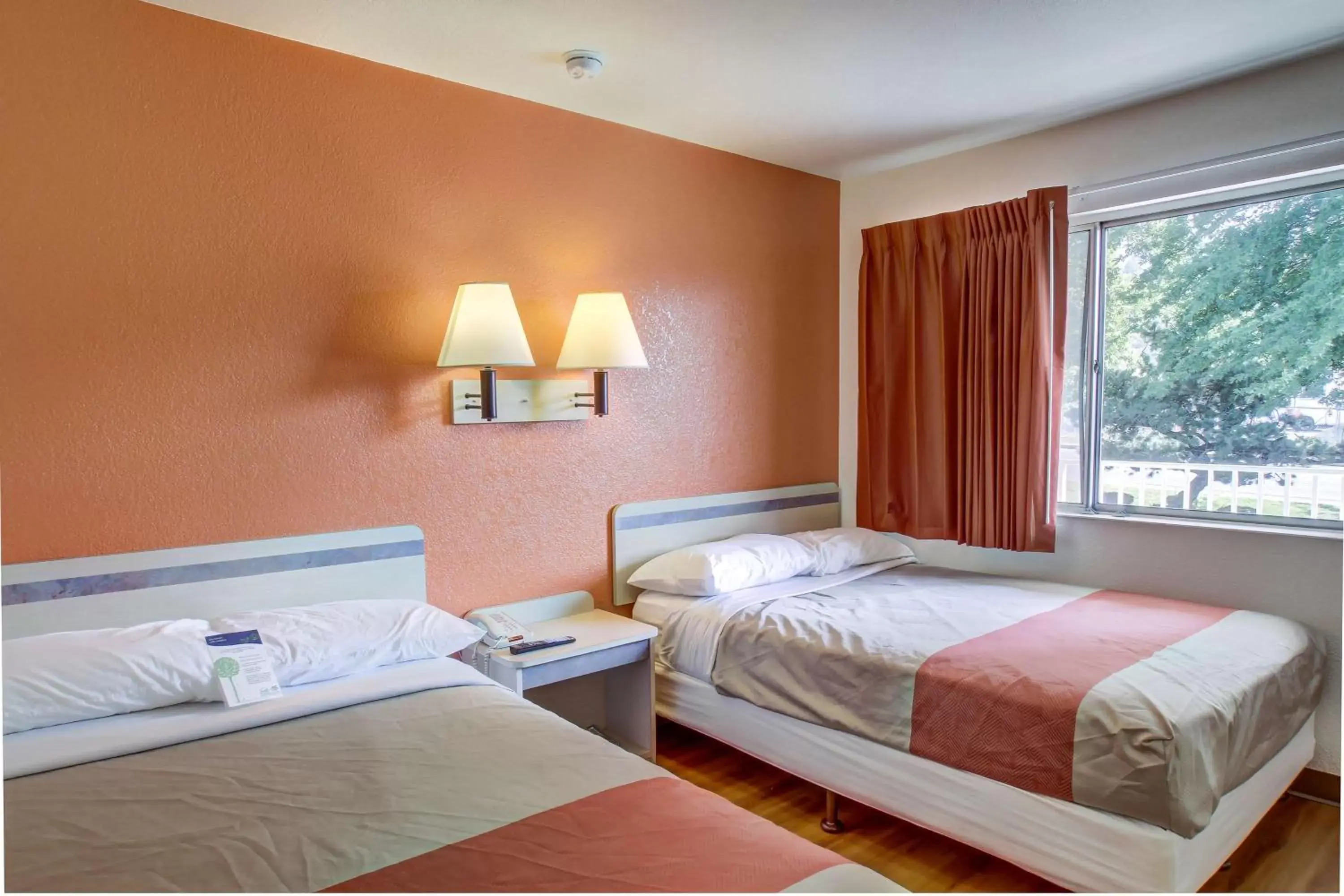 Deluxe Quadruple Room in Motel 6-Grants Pass, OR Deluxe Quadruple Room in Motel 6-Grants Pass, OR