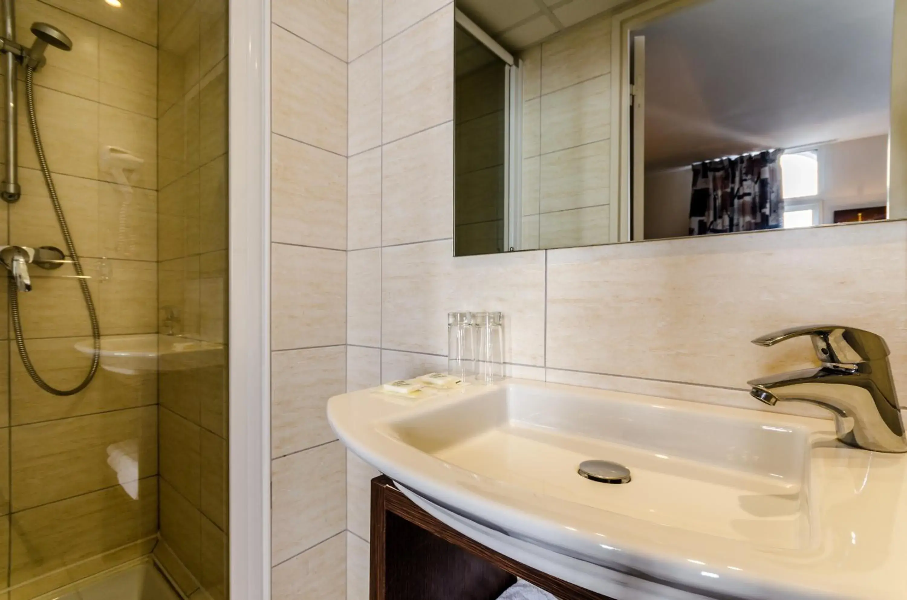 Single Room in Hôtel Croix des Bretons - Lourdes Pyrénées Single Room in Hôtel Croix des Bretons - Lourdes Pyrénées