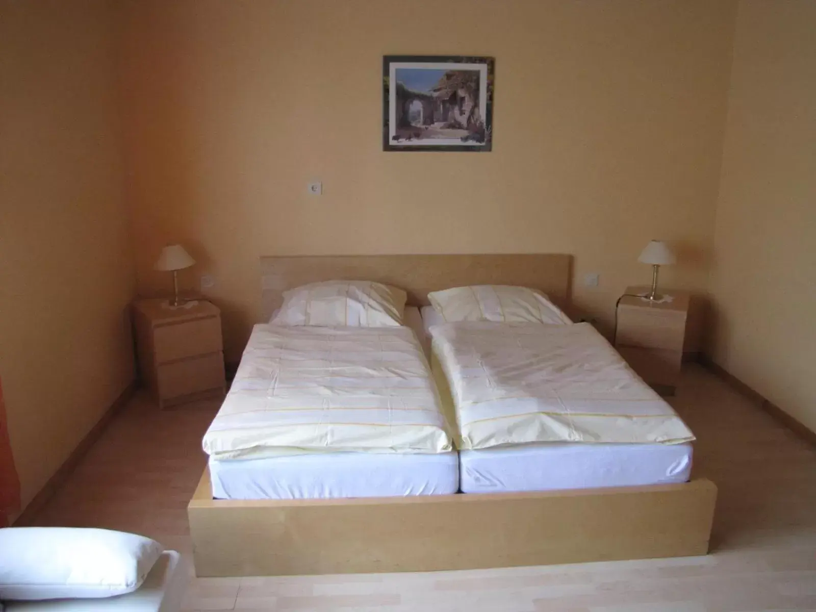 Twin Room with Extra Bed in "Unter den Kastanien" Twin Room with Extra Bed in "Unter den Kastanien"