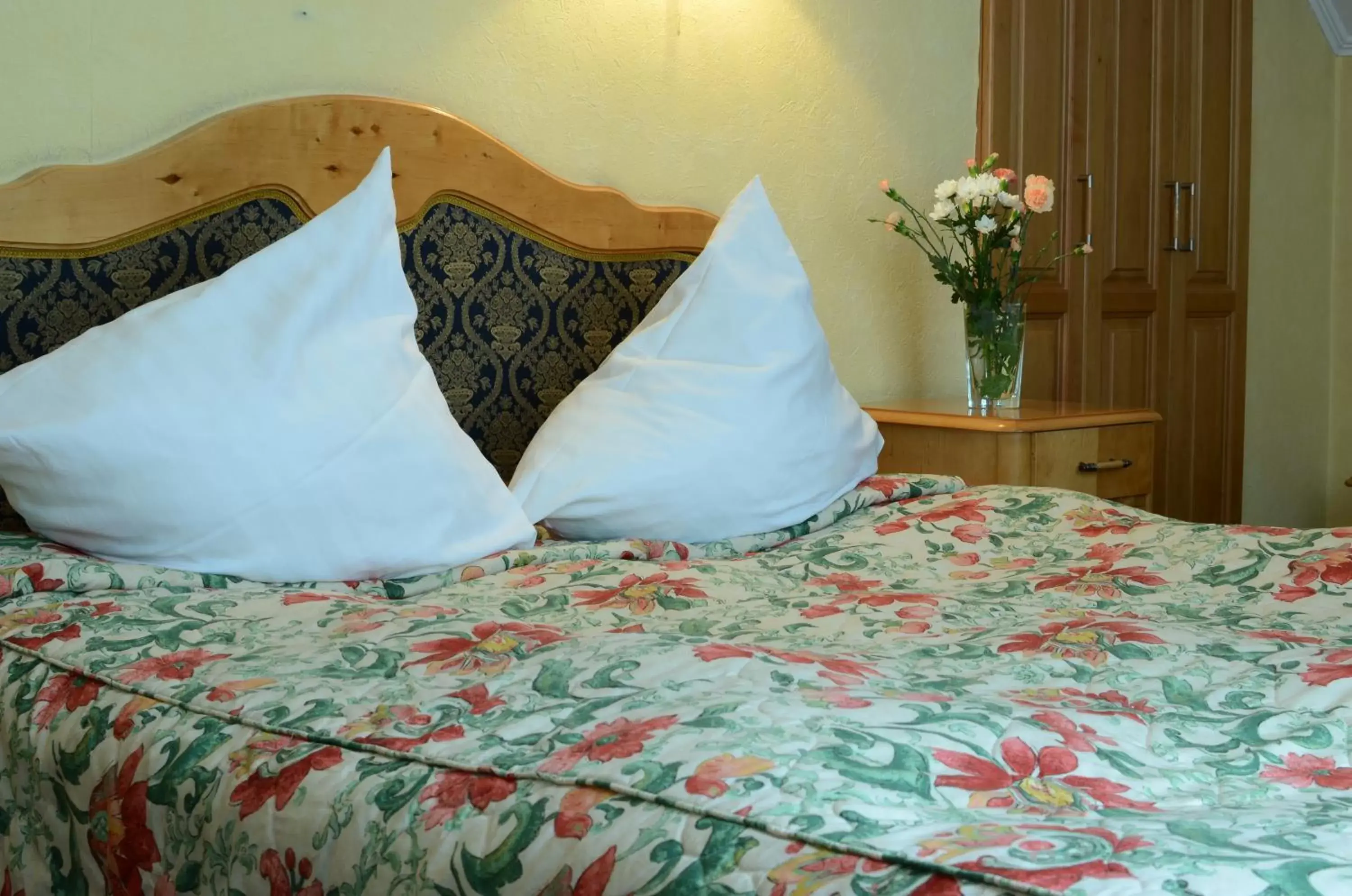 Pokój dwuosobowy typu Classic bez klimatyzacji in Dedek Park - historyczny dworek w pięknym Parku Skaryszewskim obok Stadionu Narodowego Pokój dwuosobowy typu Classic bez klimatyzacji in Dedek Park - historyczny dworek w pięknym Parku Skaryszewskim obok Stadionu Narodowego