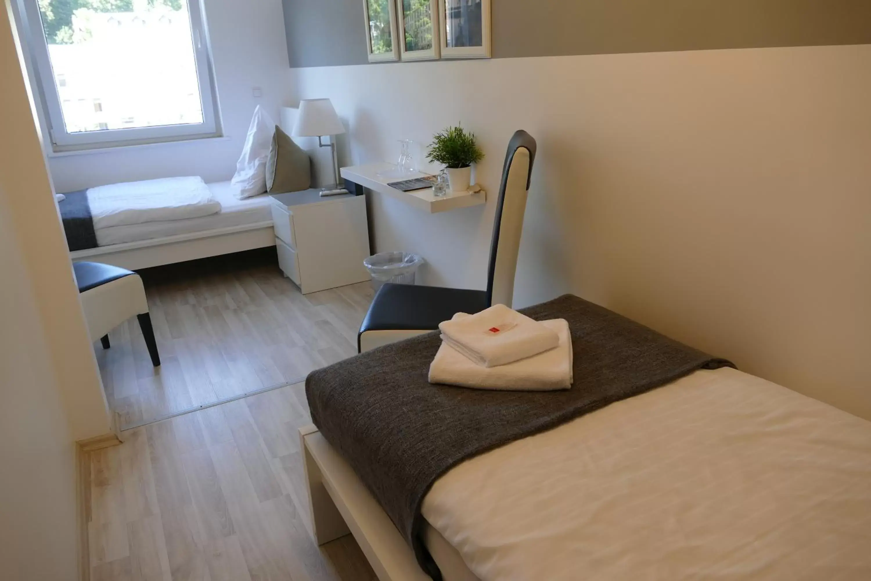 Twin Room with Shower in Hotel Deutscher Hof Twin Room with Shower in Hotel Deutscher Hof