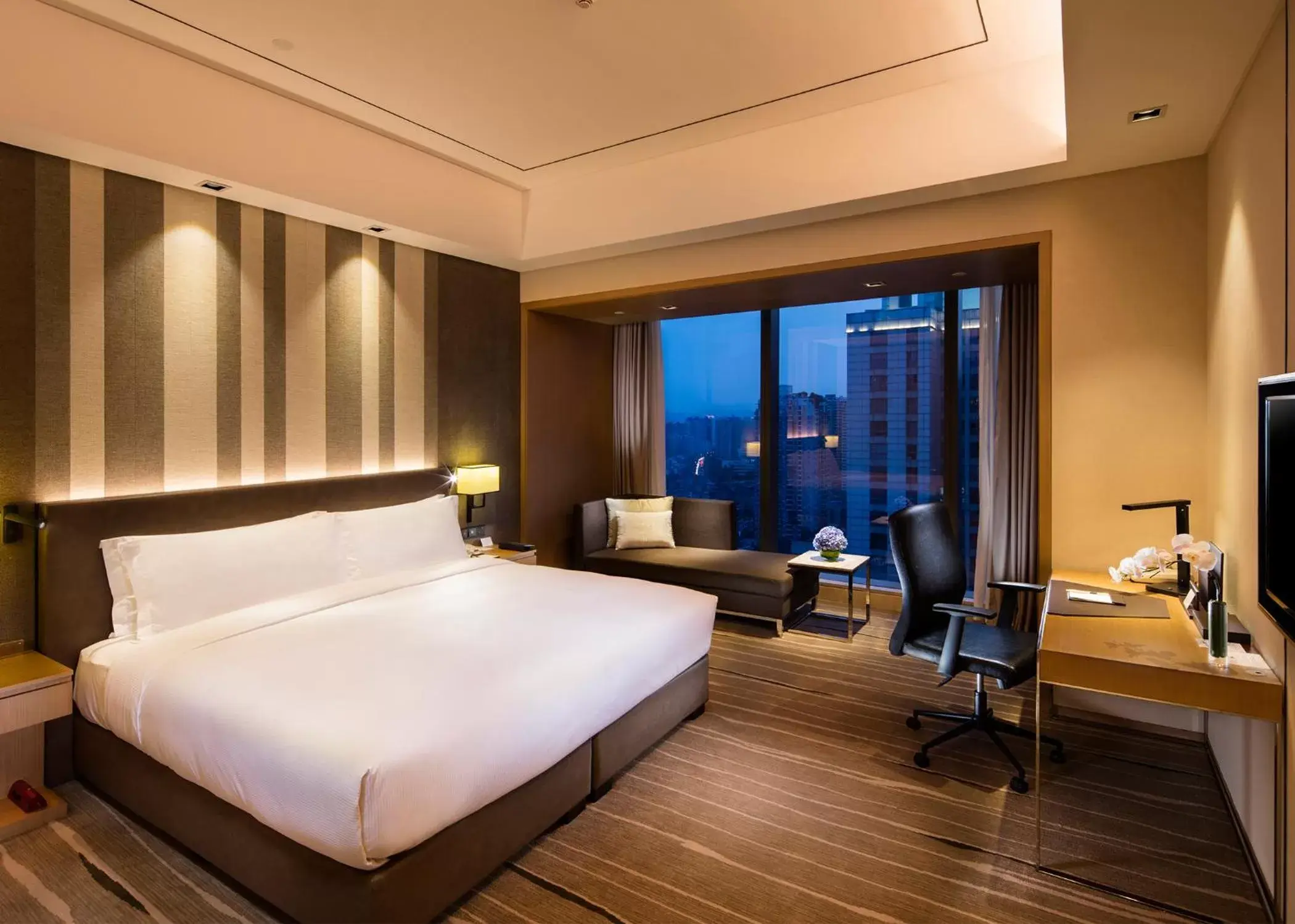 Deluxe King Room in DoubleTree by Hilton Chongqing - Nan'an Deluxe King Room in DoubleTree by Hilton Chongqing - Nan'an
