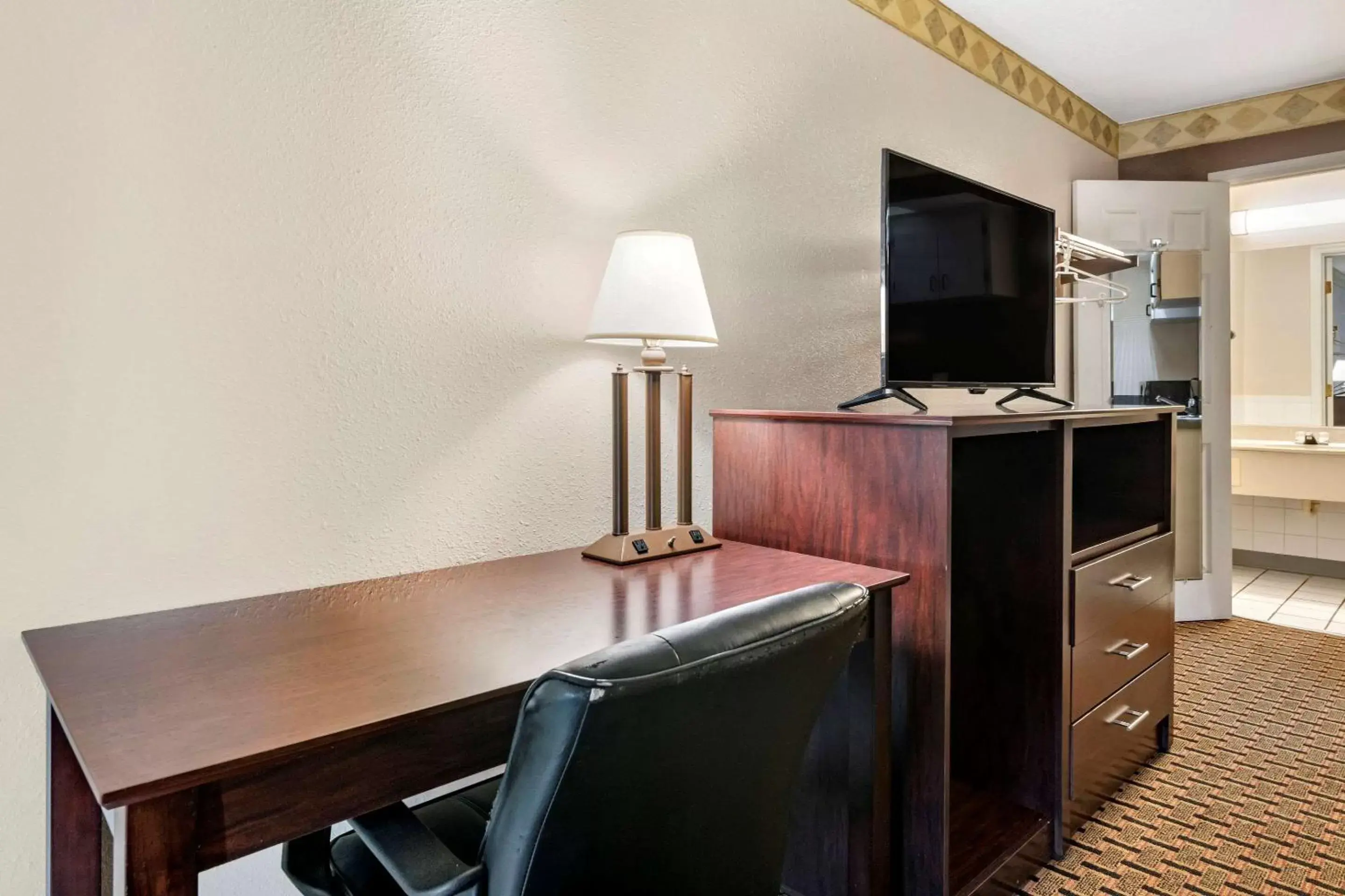 Double Room with Two Double Beds - Smoking in Rodeway Inn Double Room with Two Double Beds - Smoking in Rodeway Inn