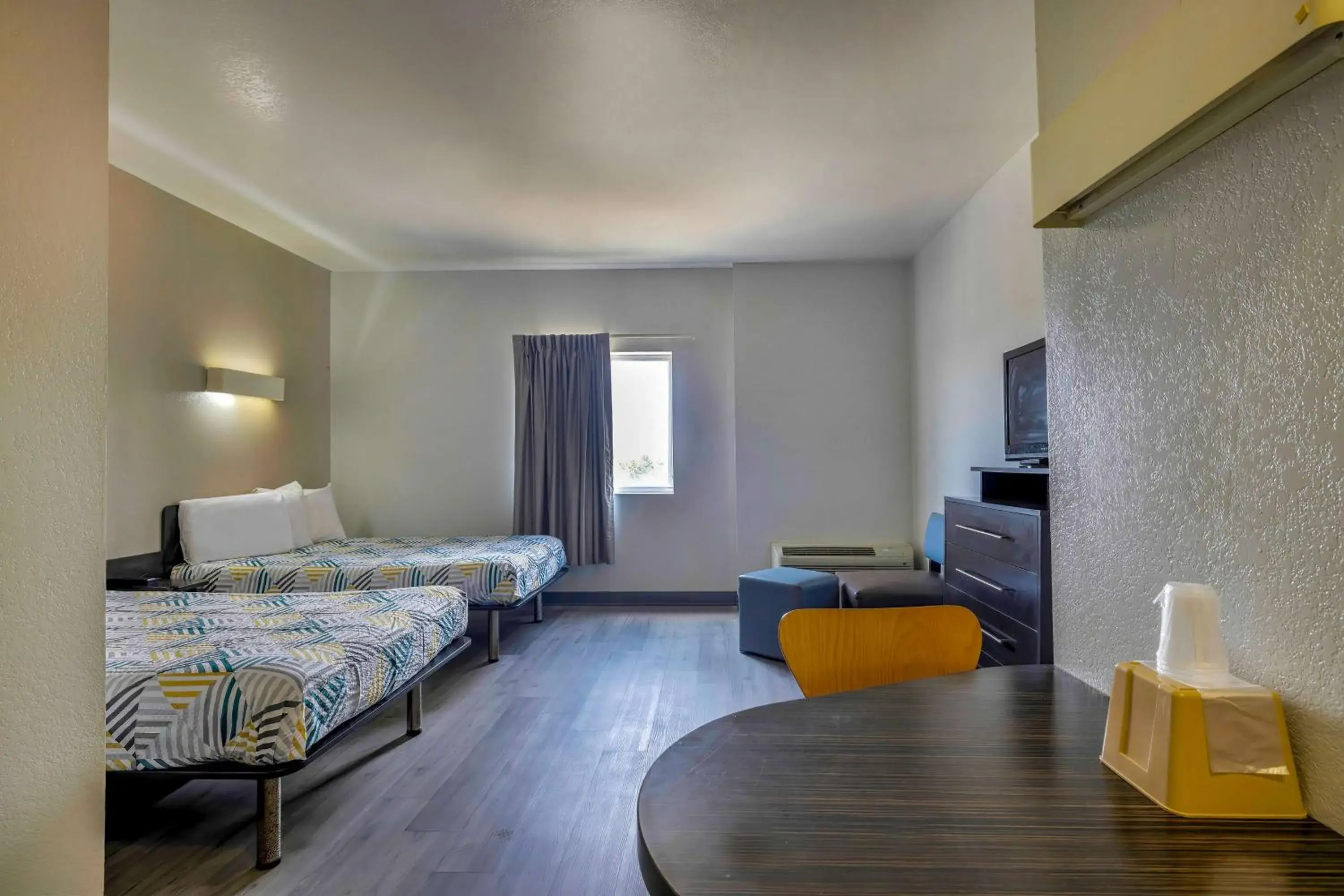 Classic Quadruple Room - single occupancy - Non-Smoking in Motel 6-Cedar Park, TX Classic Quadruple Room - single occupancy - Non-Smoking in Motel 6-Cedar Park, TX