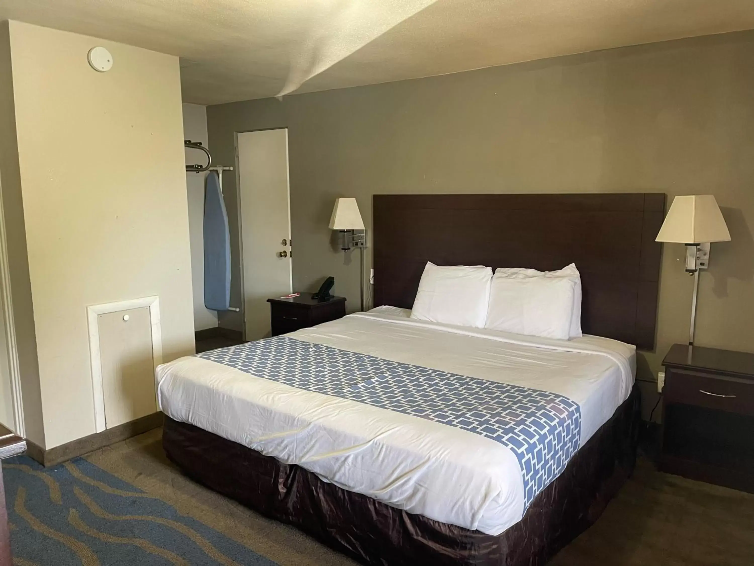 King Room - Non-Smoking in Econo Lodge King Room - Non-Smoking in Econo Lodge