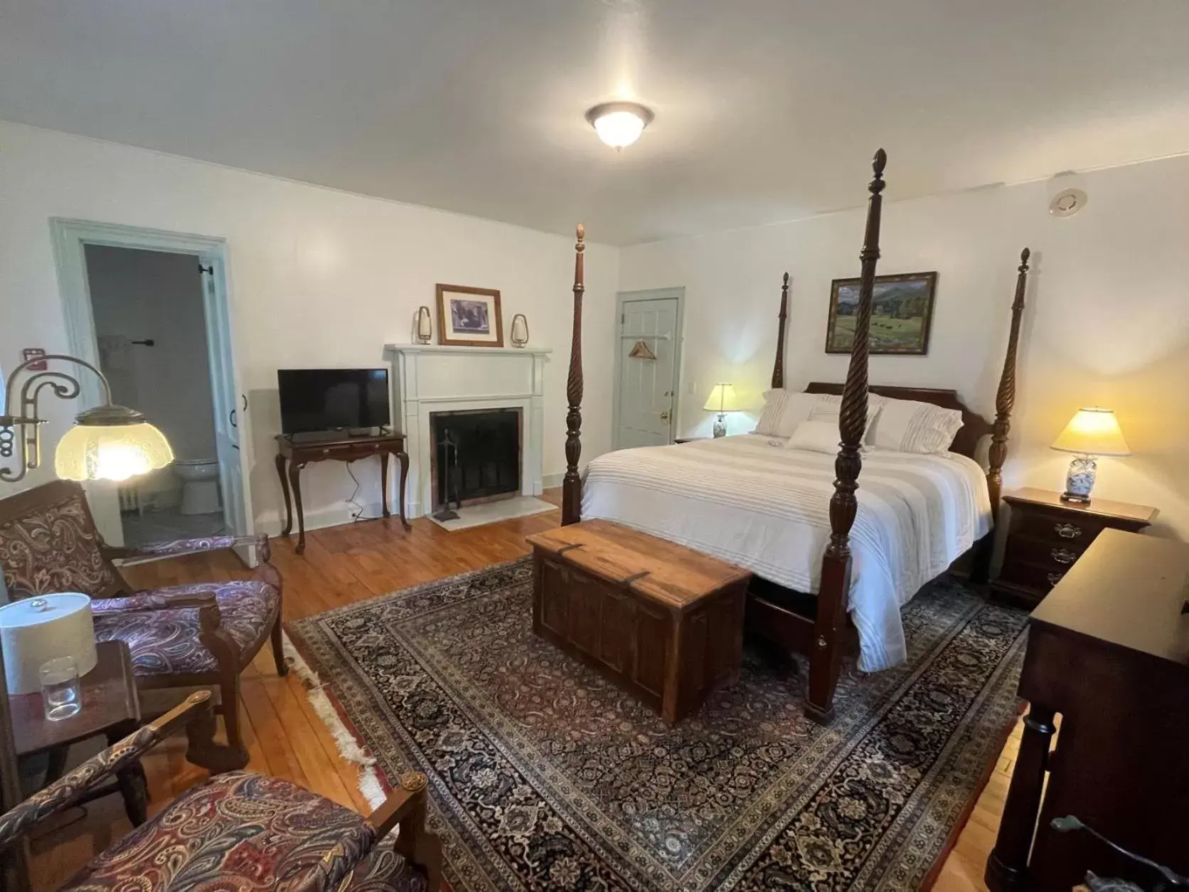 Standard Queen Room in Arlington Inn & Spa Standard Queen Room in Arlington Inn & Spa