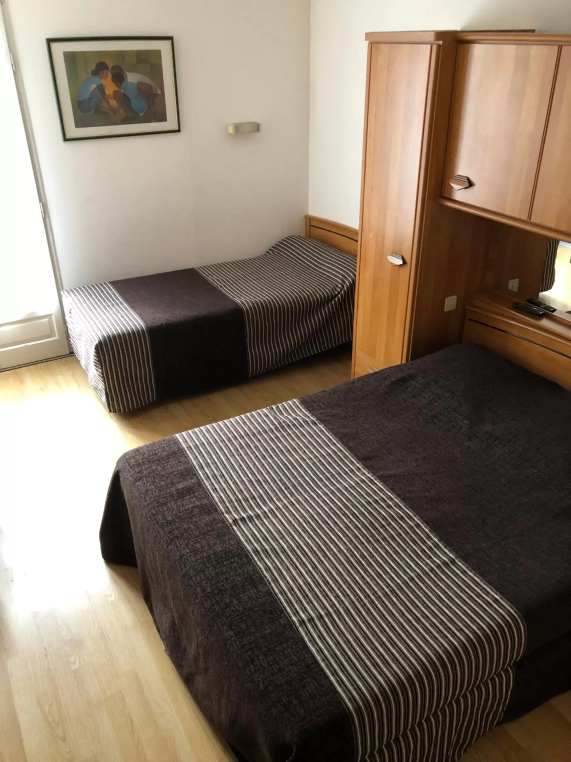 Family triple room in Hôtel Au Petit Languedoc Family triple room in Hôtel Au Petit Languedoc