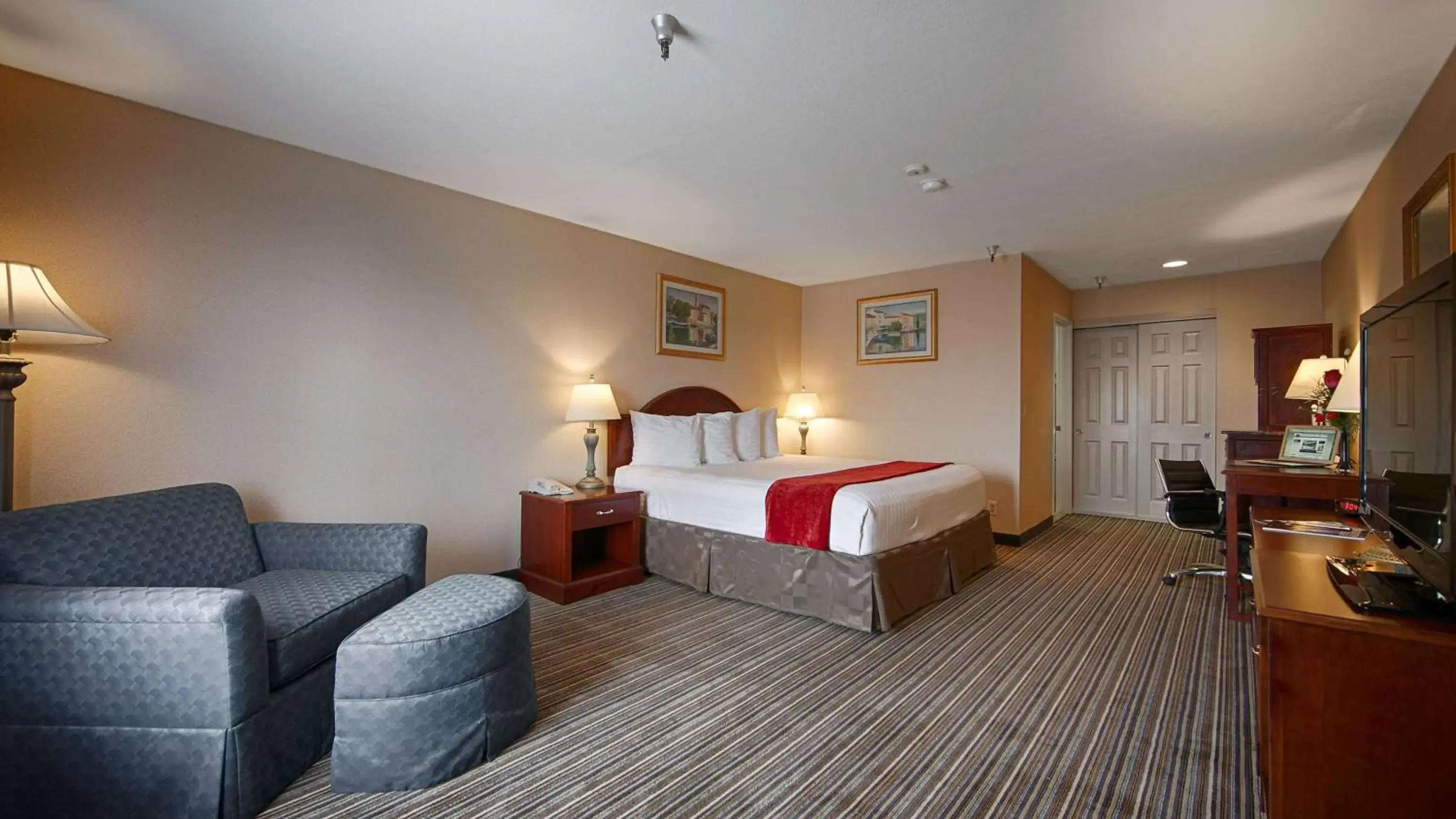 King Suite with Sofa Bed - Non-Smoking in Best Western Surf City King Suite with Sofa Bed - Non-Smoking in Best Western Surf City