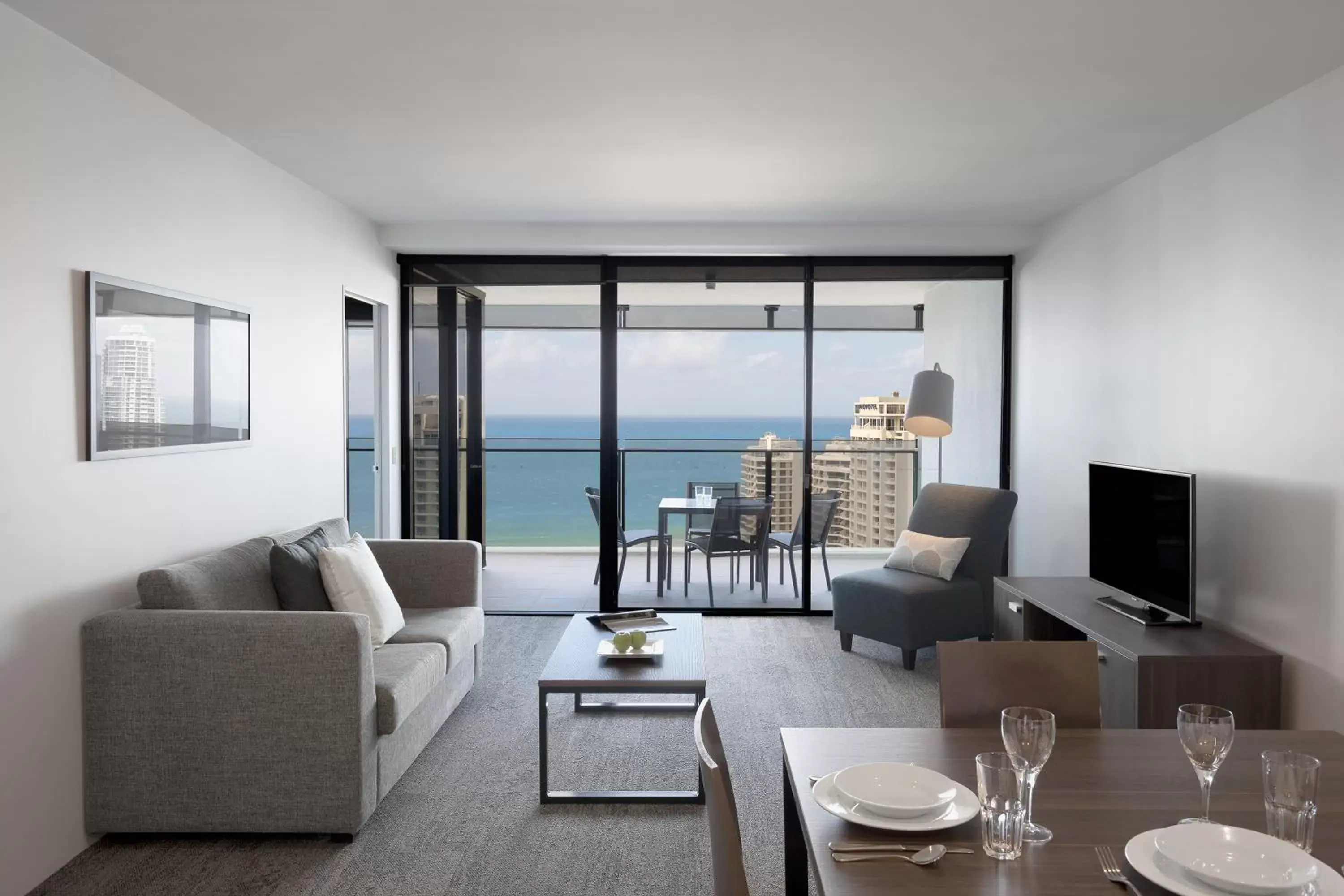 One-Bedroom Apartment with Ocean View and Spa Bath in Mantra Circle On Cavill One-Bedroom Apartment with Ocean View and Spa Bath in Mantra Circle On Cavill