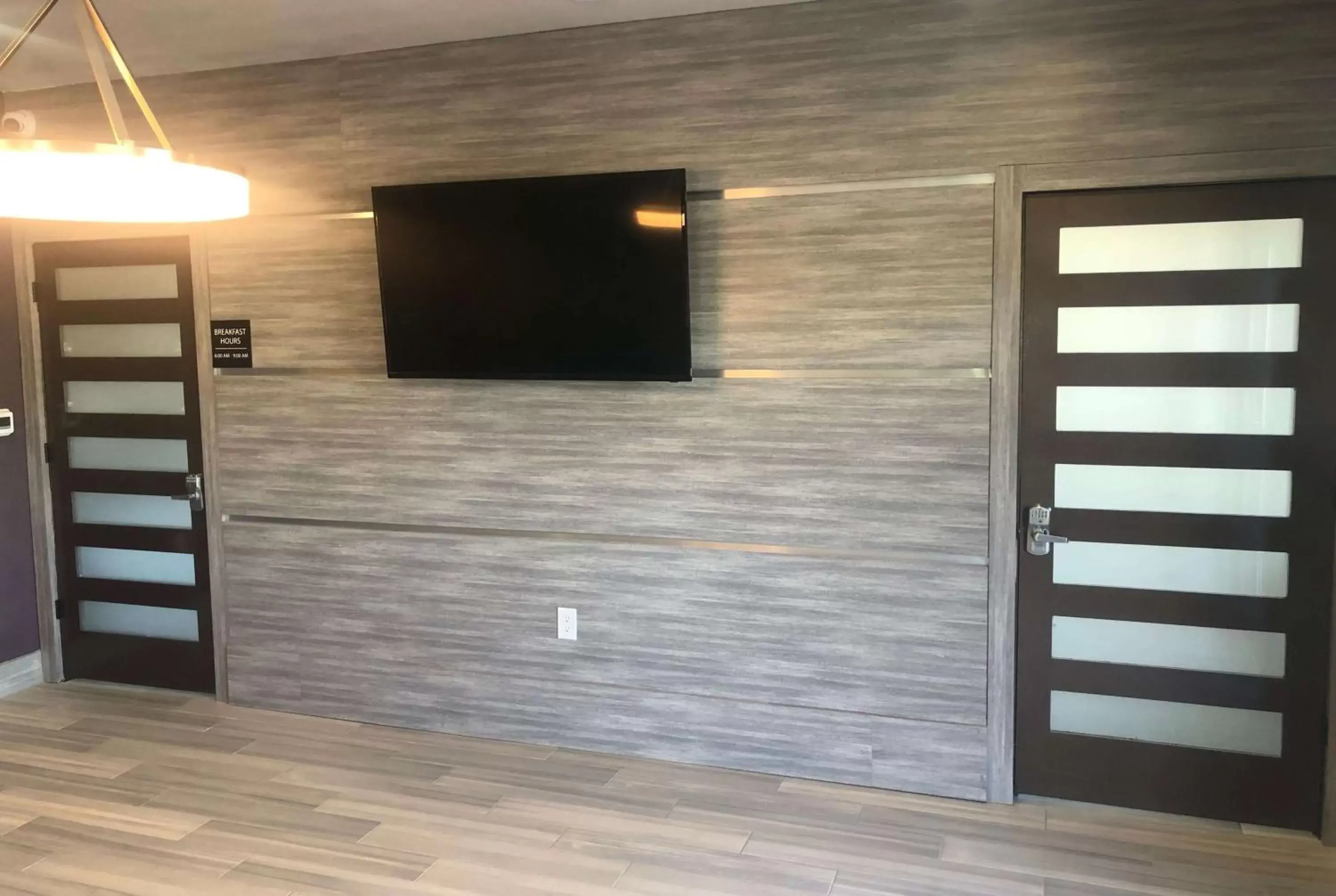 Restaurant/places to eat, TV/Entertainment Center in Super 8 by Wyndham Spring/North Houston Restaurant/places to eat, TV/Entertainment Center in Super 8 by Wyndham Spring/North Houston