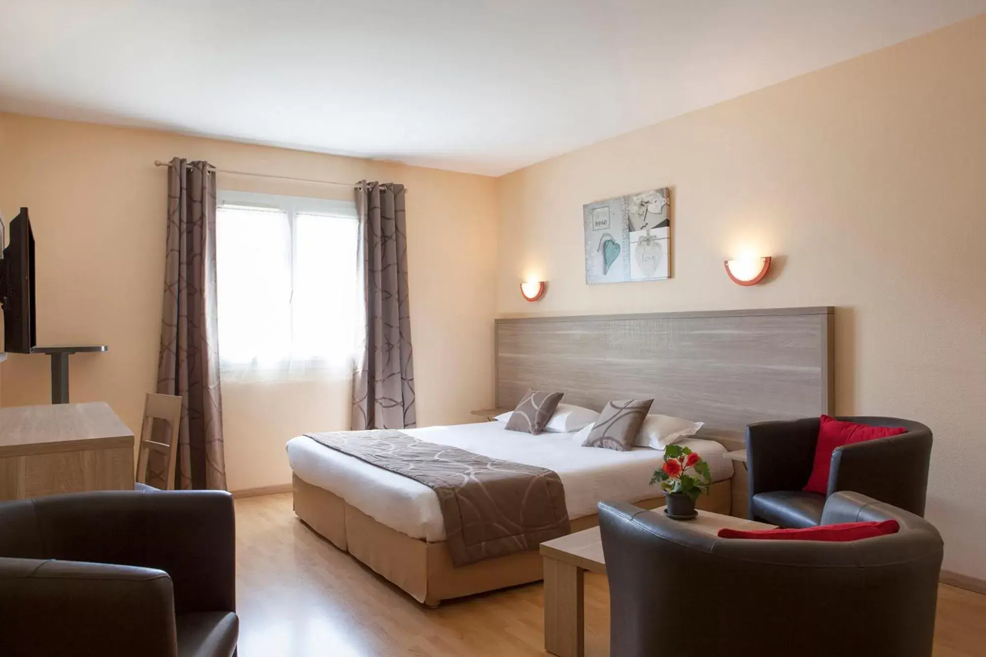 Superior Double Room - single occupancy - Disability Access in La Closerie, Nantes Nord Superior Double Room - single occupancy - Disability Access in La Closerie, Nantes Nord