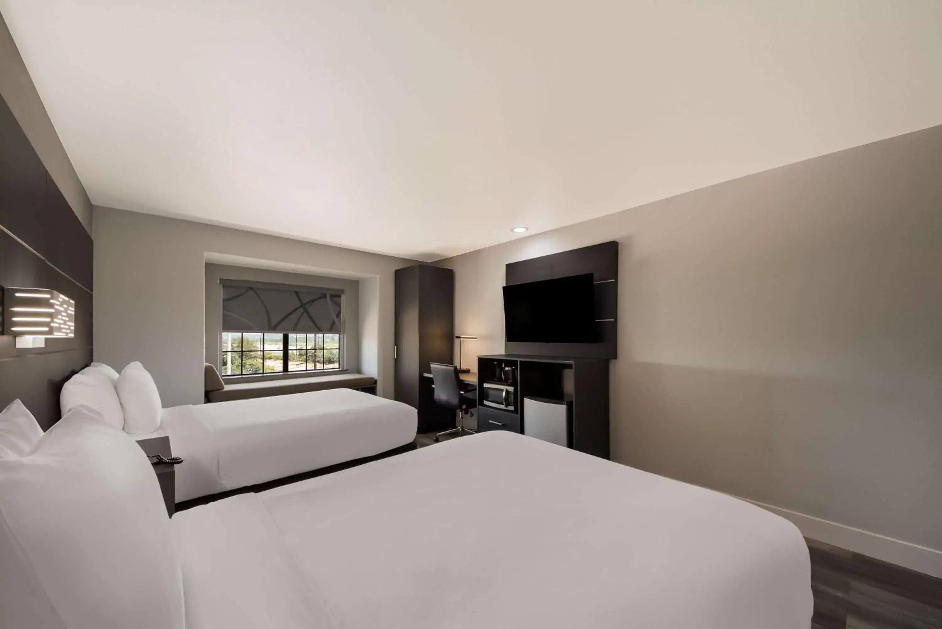 Double Room with Two Double Beds and Bath Tub - Disability Access/Non-Smoking in Best Western SeaWorld San Antonio Double Room with Two Double Beds and Bath Tub - Disability Access/Non-Smoking in Best Western SeaWorld San Antonio