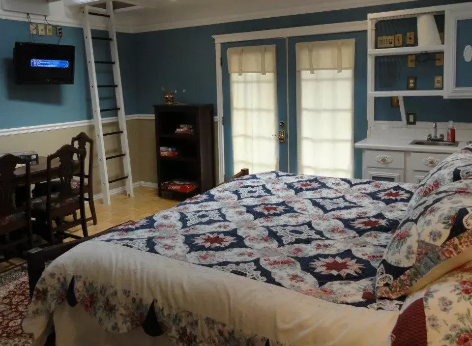 King Room in Book Nook Inn King Room in Book Nook Inn