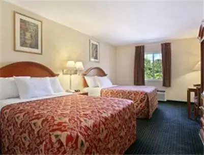 Queen Room with Two Queen Beds - Non-Smoking in Days Inn by Wyndham Bethel - Danbury Queen Room with Two Queen Beds - Non-Smoking in Days Inn by Wyndham Bethel - Danbury