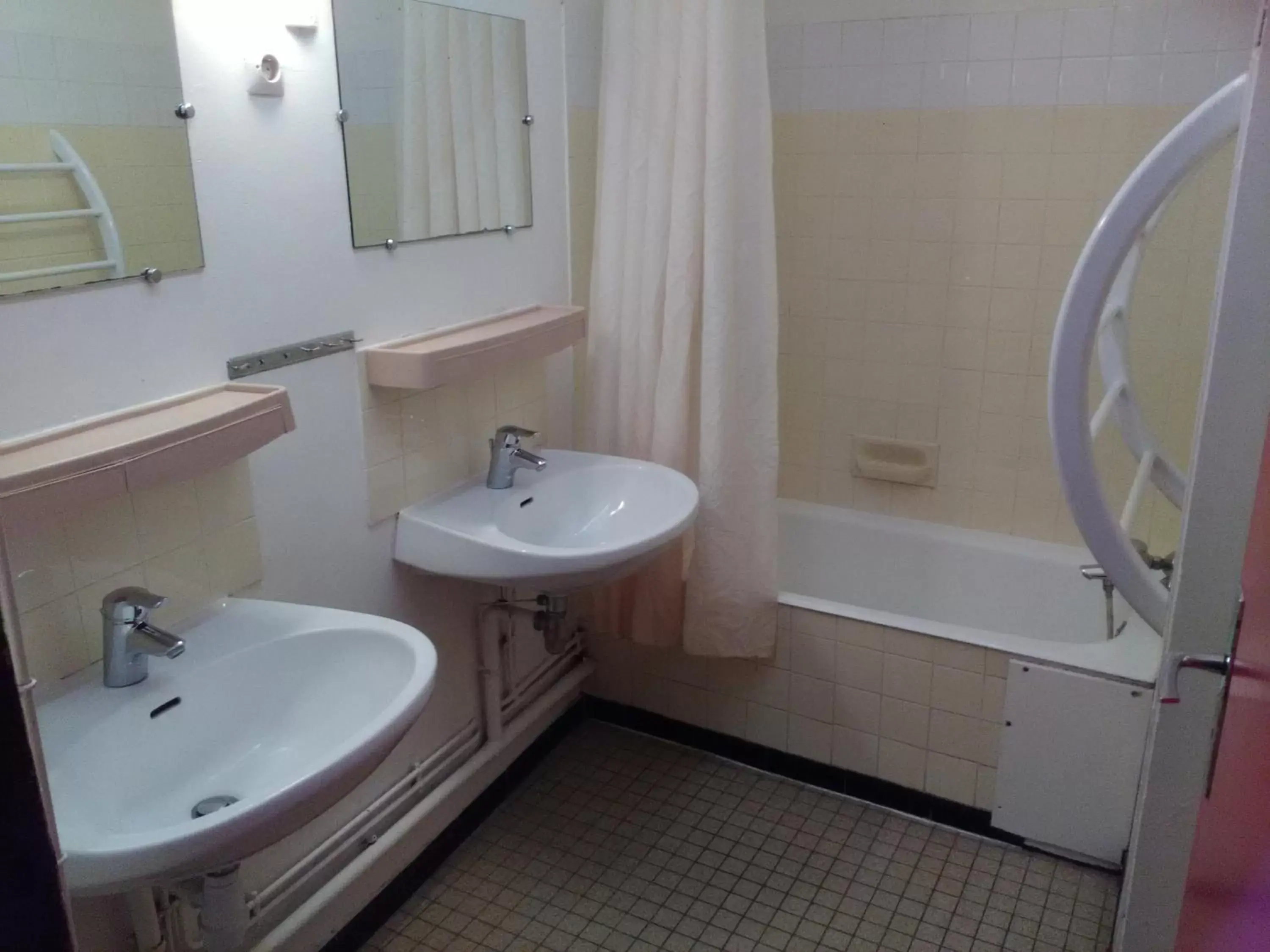 Dormitory Room (7 Adults) in Cap Verb Guillestre Dormitory Room (7 Adults) in Cap Verb Guillestre