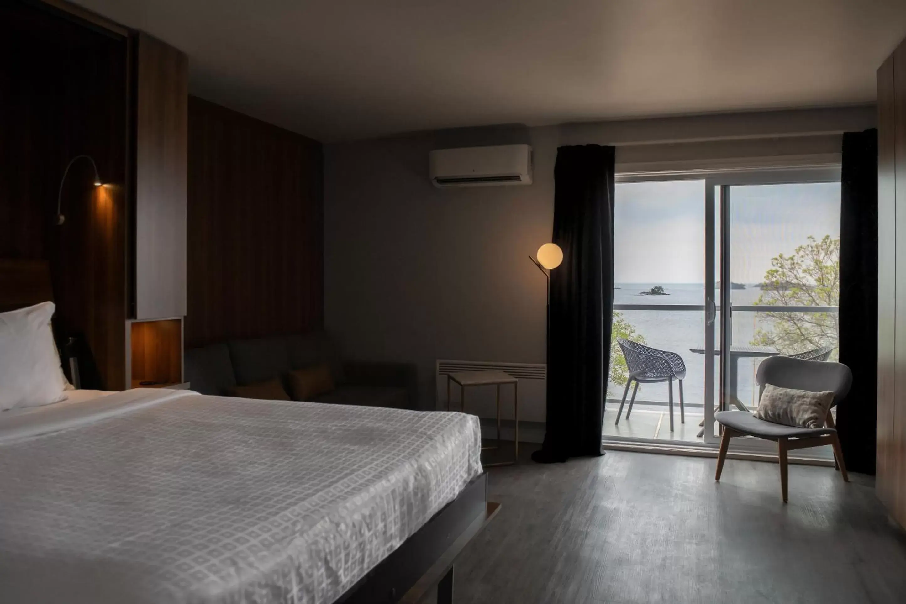 Deluxe Queen Room in Auberge Des Îles Deluxe Queen Room in Auberge Des Îles