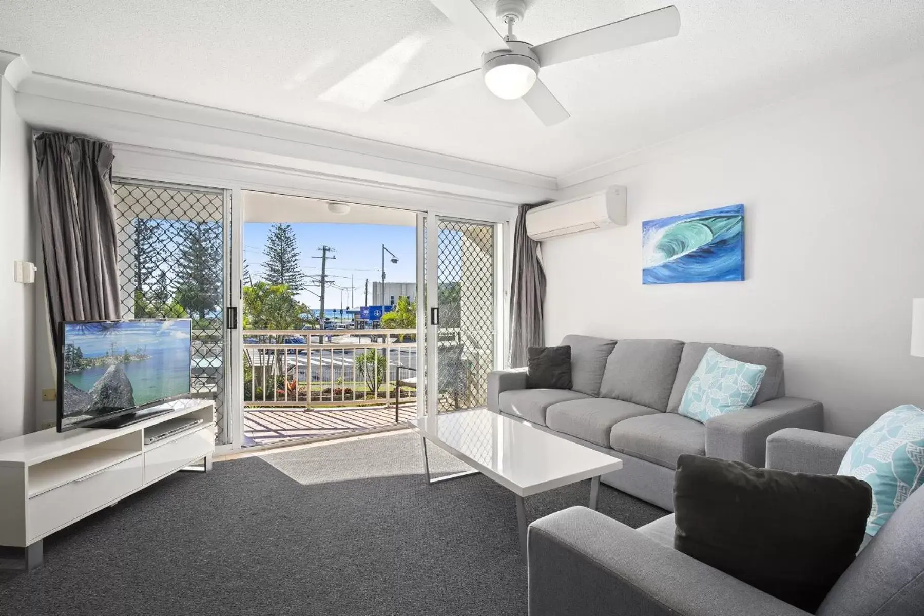 Two-Bedroom Standard Apartment with Air-conditioning in Kirra Palms Holiday Apartments Two-Bedroom Standard Apartment with Air-conditioning in Kirra Palms Holiday Apartments