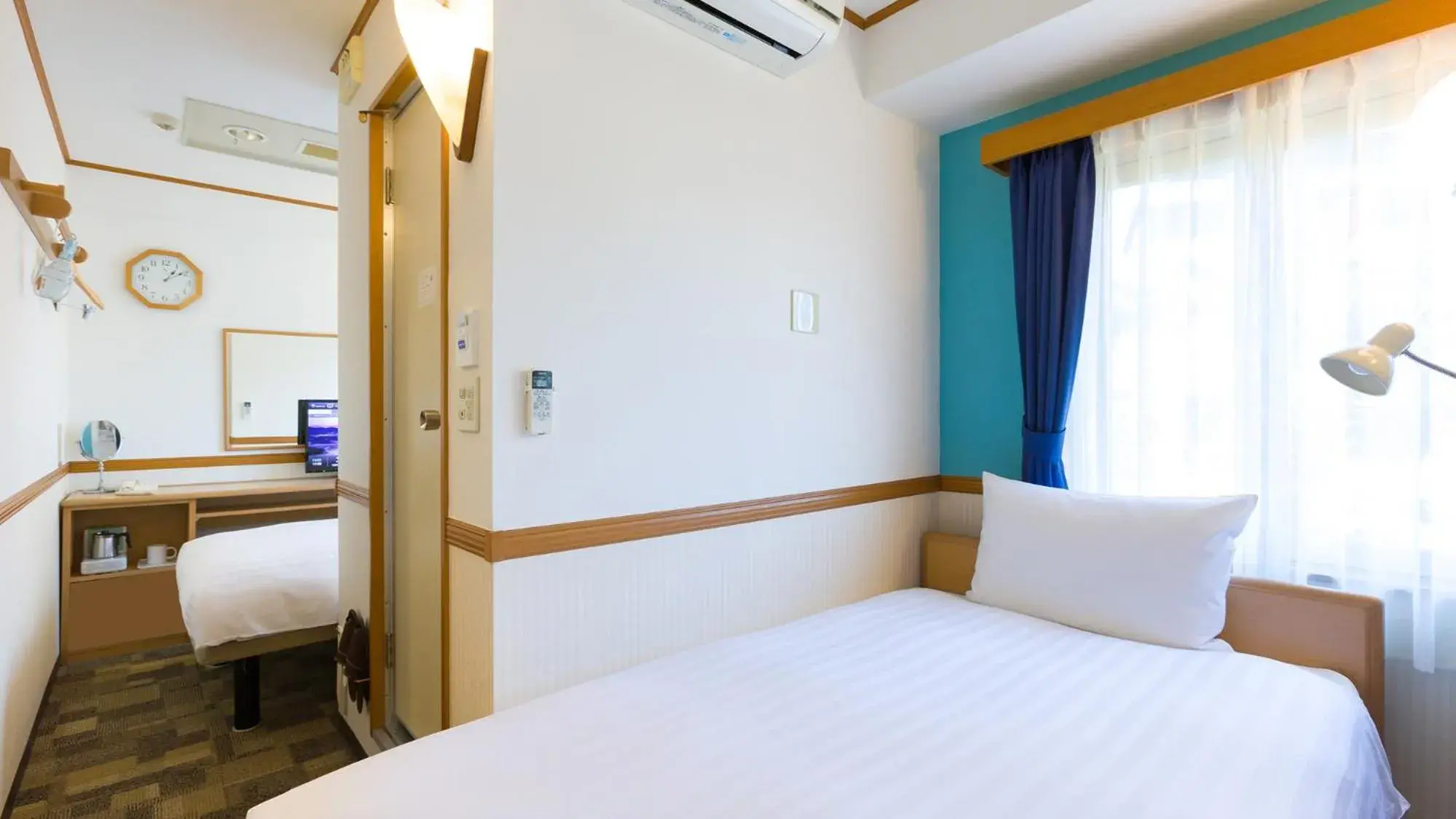 Standard Twin Room with a Shower & Bath Room between Beds - single occupancy - Non-Smoking in Toyoko Inn Yokohama Stadium Mae No 1 Standard Twin Room with a Shower & Bath Room between Beds - single occupancy - Non-Smoking in Toyoko Inn Yokohama Stadium Mae No 1