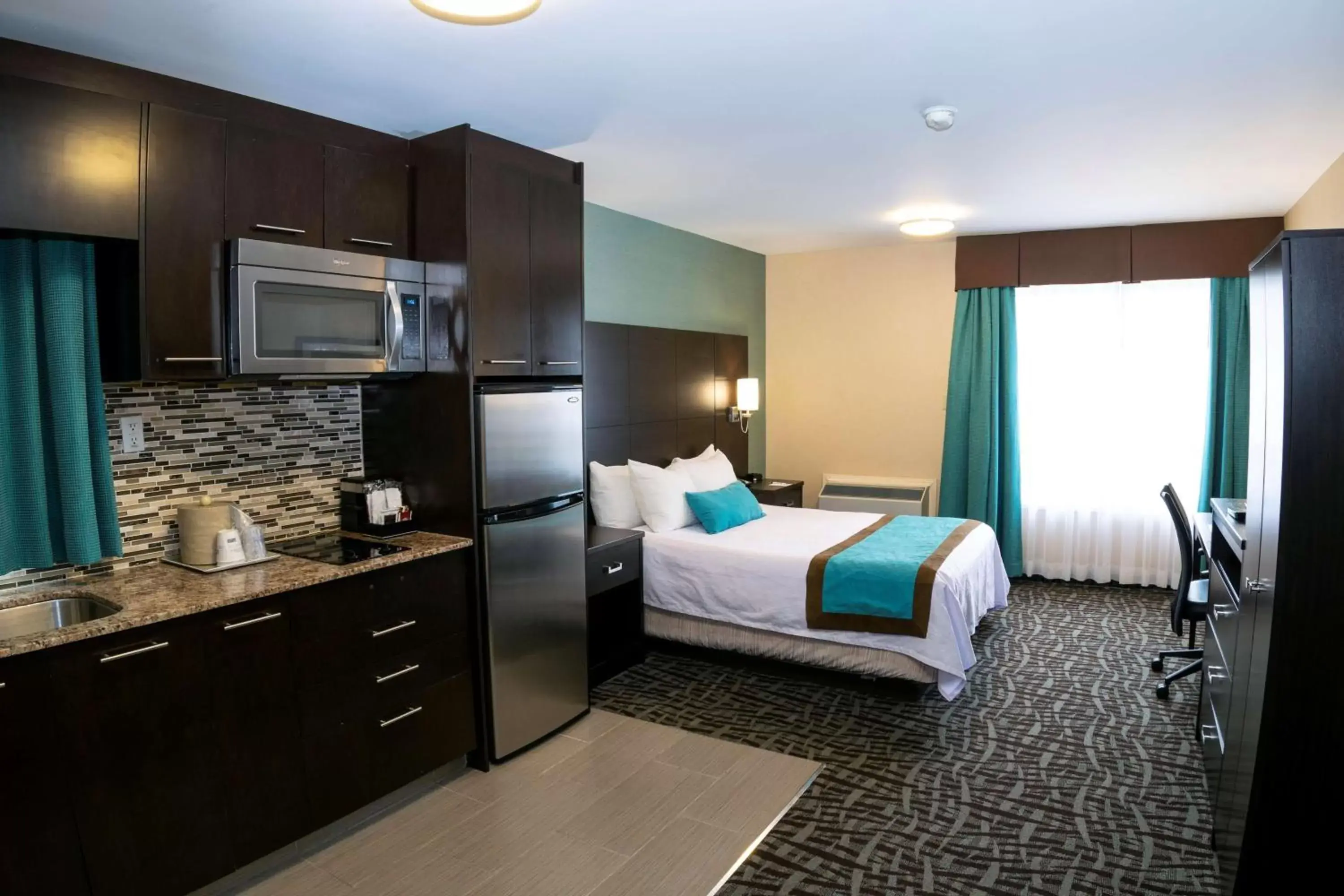 Queen Room with Kitchenette - Non Smoking in Best Western Plus Barrie Queen Room with Kitchenette - Non Smoking in Best Western Plus Barrie