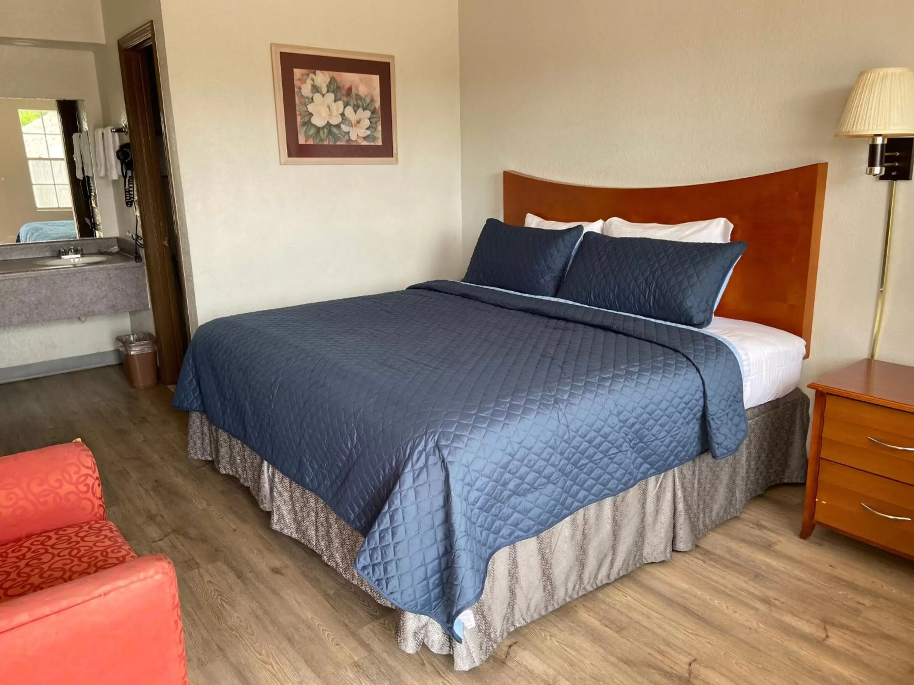 King Room- Non Smoking in Colonial Inn King Room- Non Smoking in Colonial Inn