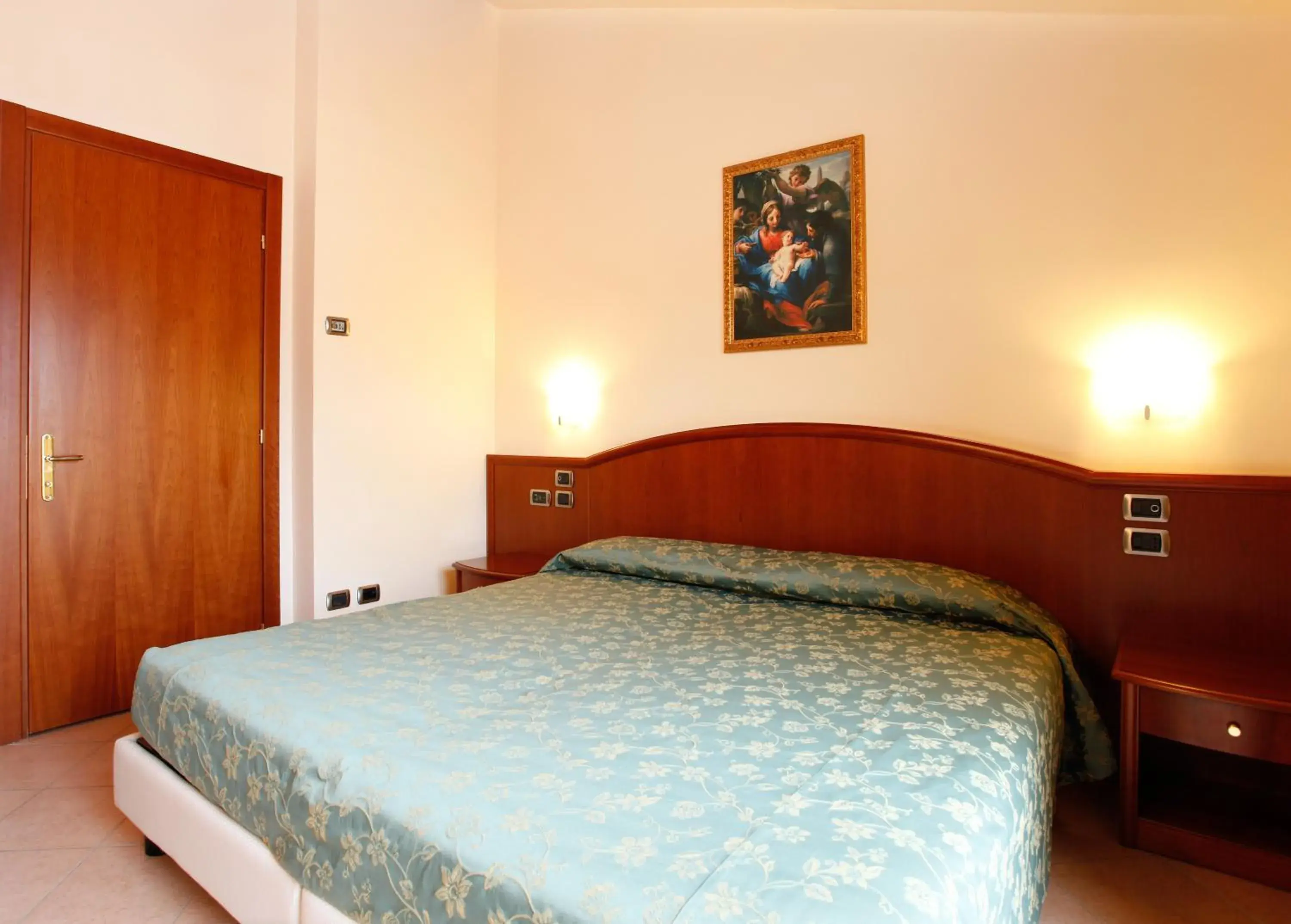 Double or Twin Room with Garden View in Garda Family House Double or Twin Room with Garden View in Garda Family House
