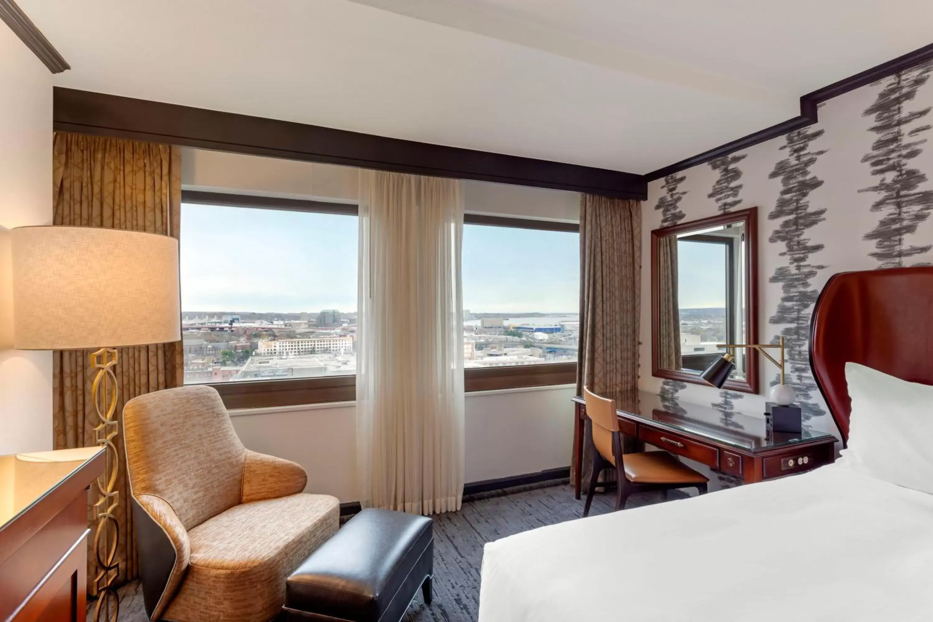 Accessible Deluxe Room with Roll-In Shower 1 Queen Bed in Omni New Haven Hotel at Yale Accessible Deluxe Room with Roll-In Shower 1 Queen Bed in Omni New Haven Hotel at Yale