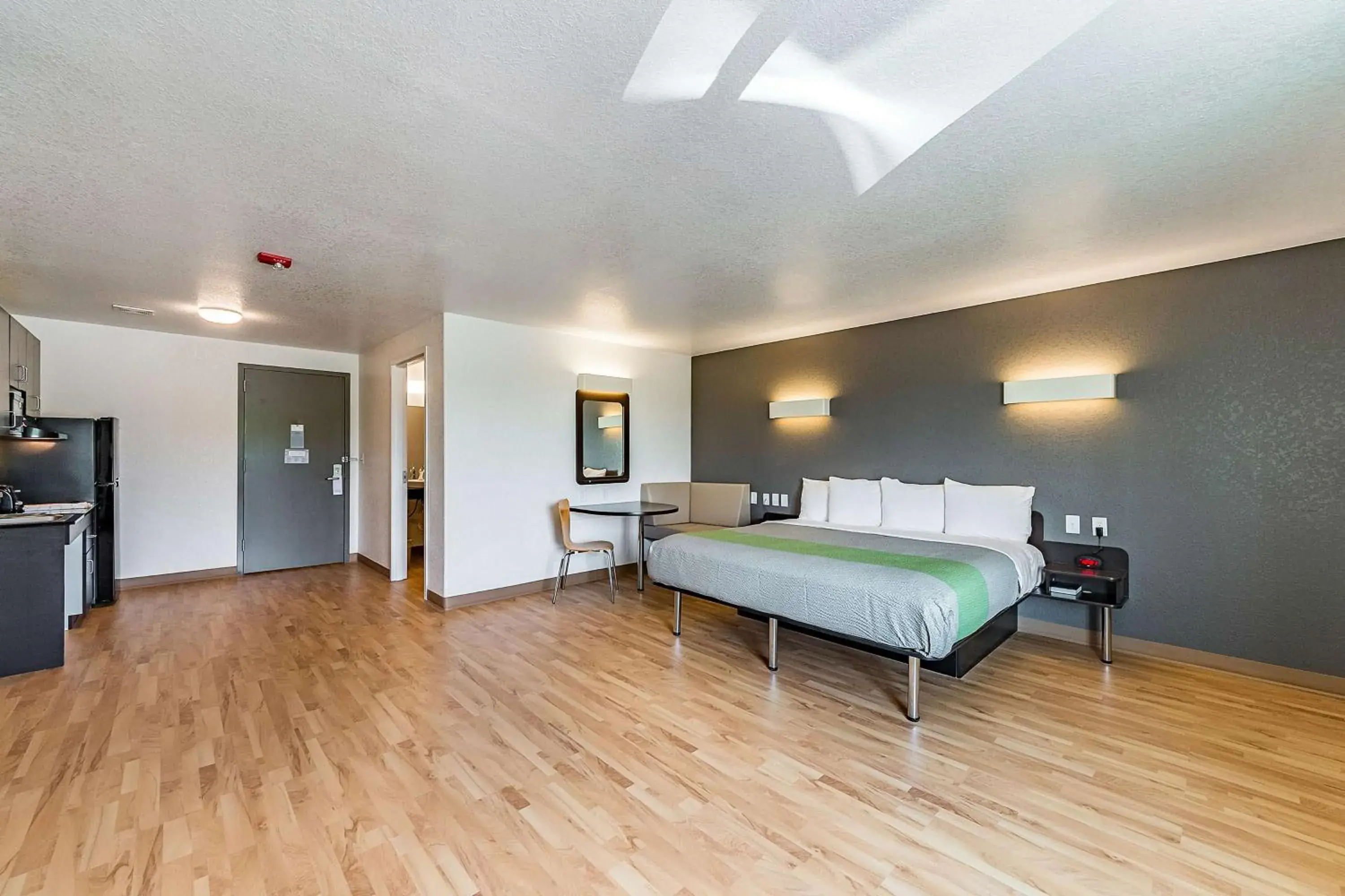 Deluxe King Room - Non-Smoking in Studio 6 New Braunfels, Tx Deluxe King Room - Non-Smoking in Studio 6 New Braunfels, Tx