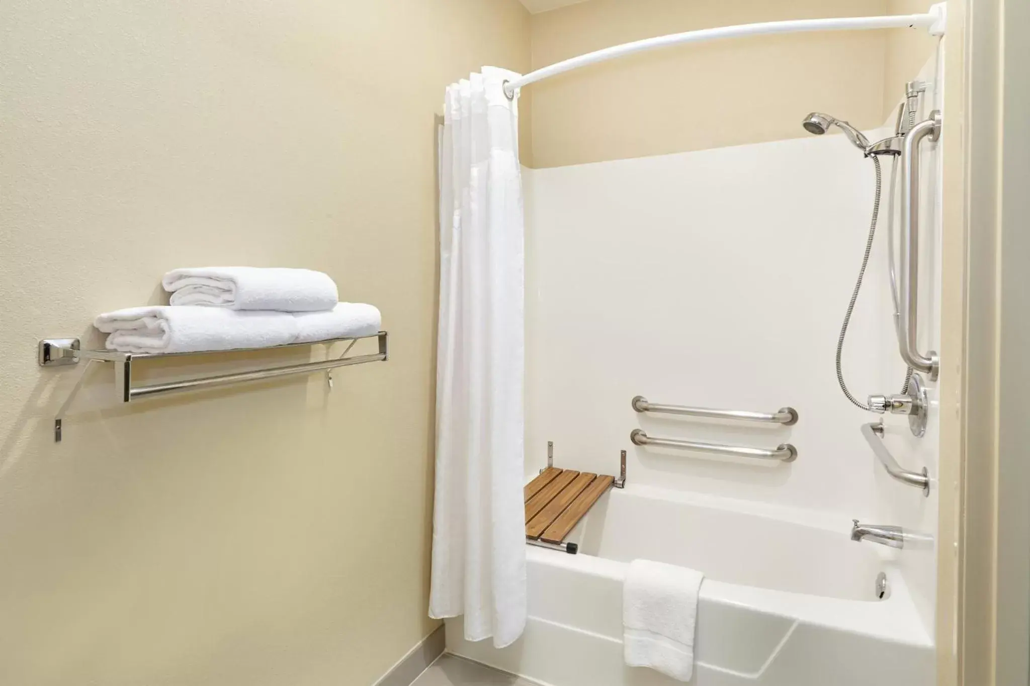 Standard King Room with Mobility Accessible Tub in Holiday Inn Express & Suites Chicago-Libertyville by IHG Standard King Room with Mobility Accessible Tub in Holiday Inn Express & Suites Chicago-Libertyville by IHG